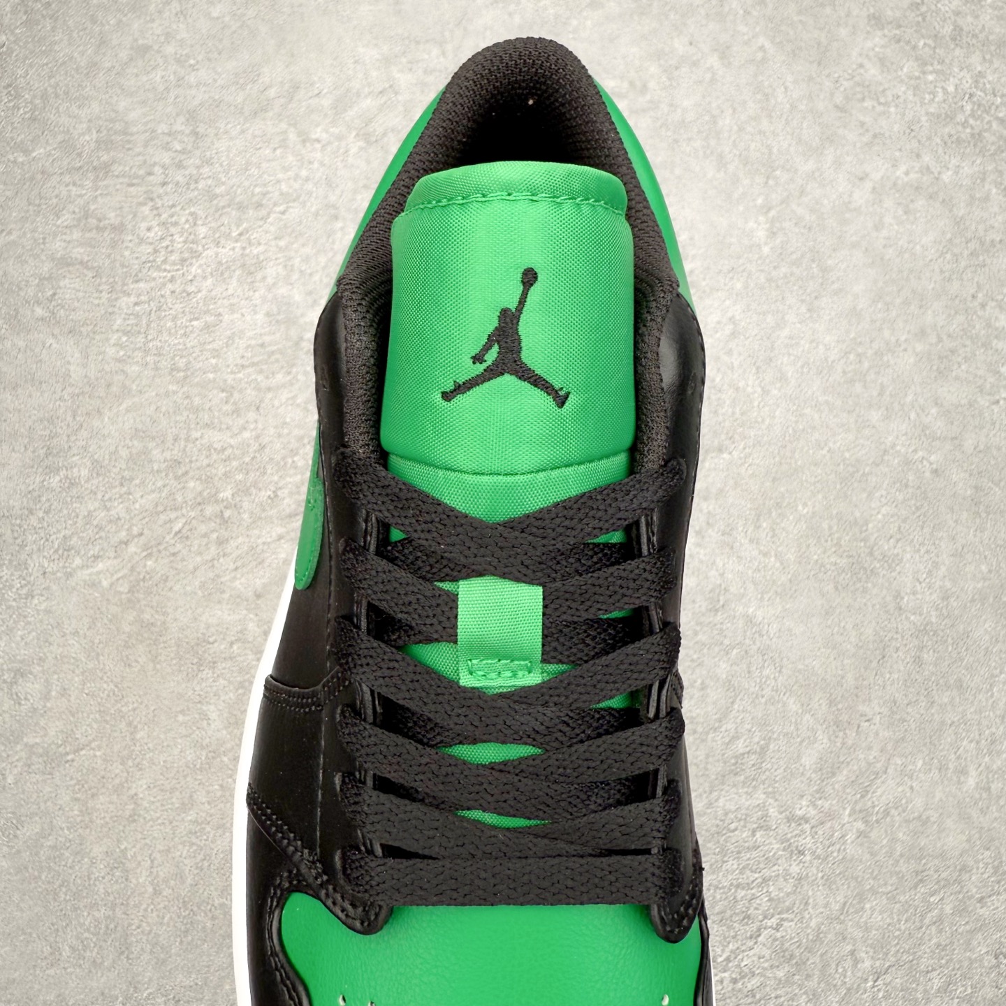 图片[5]-＃小DT Air Jordan AJ1 Low 低帮系列 全新流水线出品 超强性价比 DT版本平替选择 市场第二梯队 全部原鞋开发 原楦原纸板开发 全鞋电脑针车 原厂内置全掌气垫 原盒内在原标 唯一Zp原版鞋带绑法 免检产品 全新2022版型 全头层皮料 完美零毛边处理 原厂配置全掌气垫 价格定位良心 几十个配色陆续出货 实拍调校N版已经零色差零失真 百分百还原实物色彩所见即所得 不存在货不对板色差等低级问题 选购参考实物拍摄 不混卖不参货 只用心做好货严格选品 承诺混一赔十 尺码：36 36.5 37.5 38 38.5 39 40 40.5 41 42 42.5 43 44 44.5 45 46-选品中心