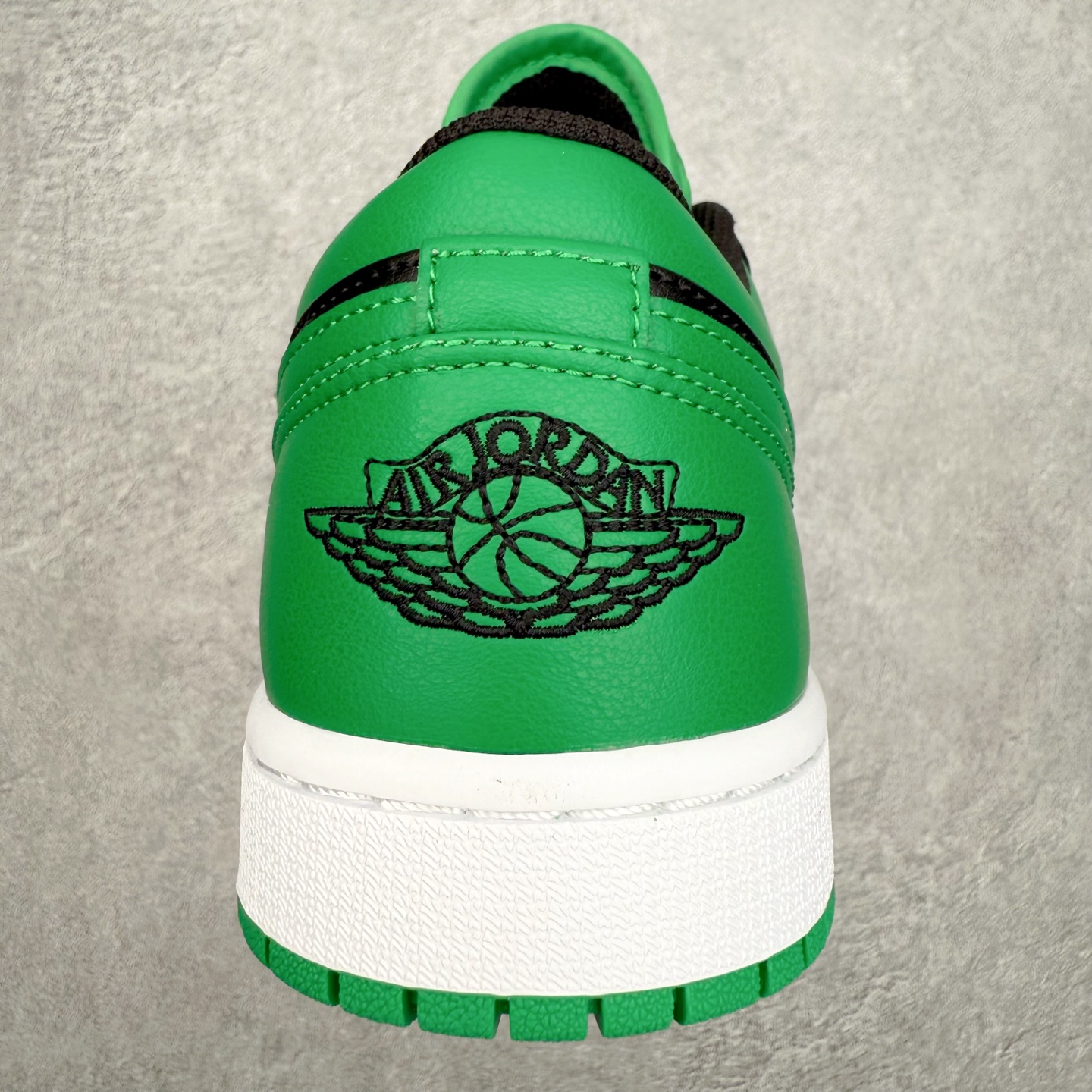 图片[8]-＃小DT Air Jordan AJ1 Low 低帮系列 全新流水线出品 超强性价比 DT版本平替选择 市场第二梯队 全部原鞋开发 原楦原纸板开发 全鞋电脑针车 原厂内置全掌气垫 原盒内在原标 唯一Zp原版鞋带绑法 免检产品 全新2022版型 全头层皮料 完美零毛边处理 原厂配置全掌气垫 价格定位良心 几十个配色陆续出货 实拍调校N版已经零色差零失真 百分百还原实物色彩所见即所得 不存在货不对板色差等低级问题 选购参考实物拍摄 不混卖不参货 只用心做好货严格选品 承诺混一赔十 尺码：36 36.5 37.5 38 38.5 39 40 40.5 41 42 42.5 43 44 44.5 45 46-选品中心