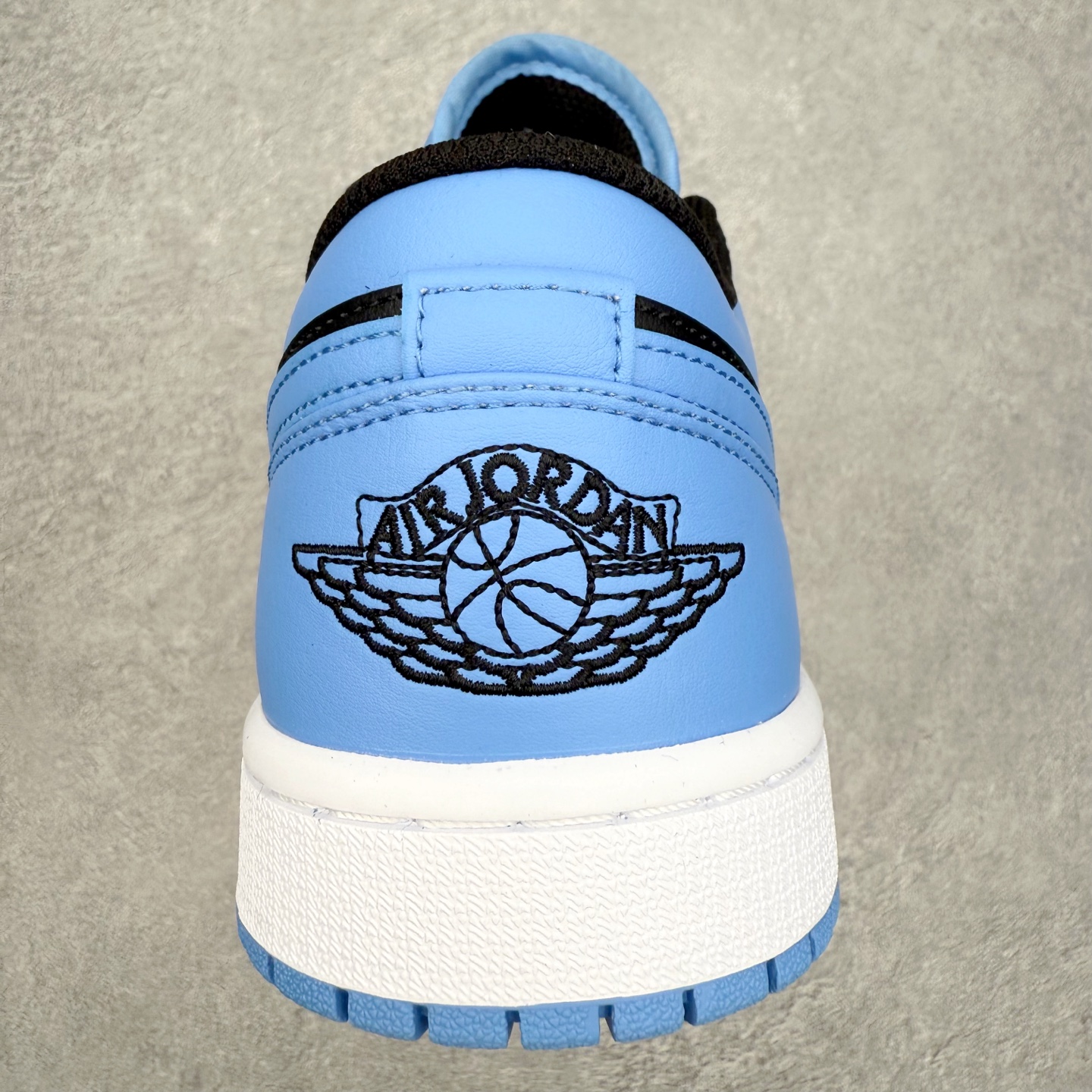 图片[8]-＃小DT Air Jordan AJ1 Low 低帮系列 全新流水线出品 超强性价比 DT版本平替选择 市场第二梯队 全部原鞋开发 原楦原纸板开发 全鞋电脑针车 原厂内置全掌气垫 原盒内在原标 唯一Zp原版鞋带绑法 免检产品 全新2022版型 全头层皮料 完美零毛边处理 原厂配置全掌气垫 价格定位良心 几十个配色陆续出货 实拍调校N版已经零色差零失真 百分百还原实物色彩所见即所得 不存在货不对板色差等低级问题 选购参考实物拍摄 不混卖不参货 只用心做好货严格选品 承诺混一赔十 尺码：36 36.5 37.5 38 38.5 39 40 40.5 41 42 42.5 43 44 44.5 45 46-选品中心