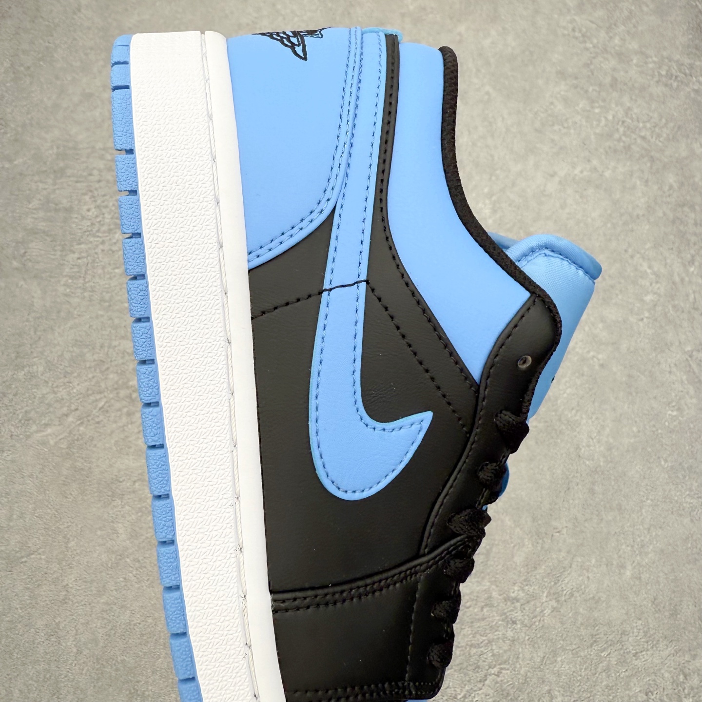 图片[6]-＃小DT Air Jordan AJ1 Low 低帮系列 全新流水线出品 超强性价比 DT版本平替选择 市场第二梯队 全部原鞋开发 原楦原纸板开发 全鞋电脑针车 原厂内置全掌气垫 原盒内在原标 唯一Zp原版鞋带绑法 免检产品 全新2022版型 全头层皮料 完美零毛边处理 原厂配置全掌气垫 价格定位良心 几十个配色陆续出货 实拍调校N版已经零色差零失真 百分百还原实物色彩所见即所得 不存在货不对板色差等低级问题 选购参考实物拍摄 不混卖不参货 只用心做好货严格选品 承诺混一赔十 尺码：36 36.5 37.5 38 38.5 39 40 40.5 41 42 42.5 43 44 44.5 45 46-选品中心