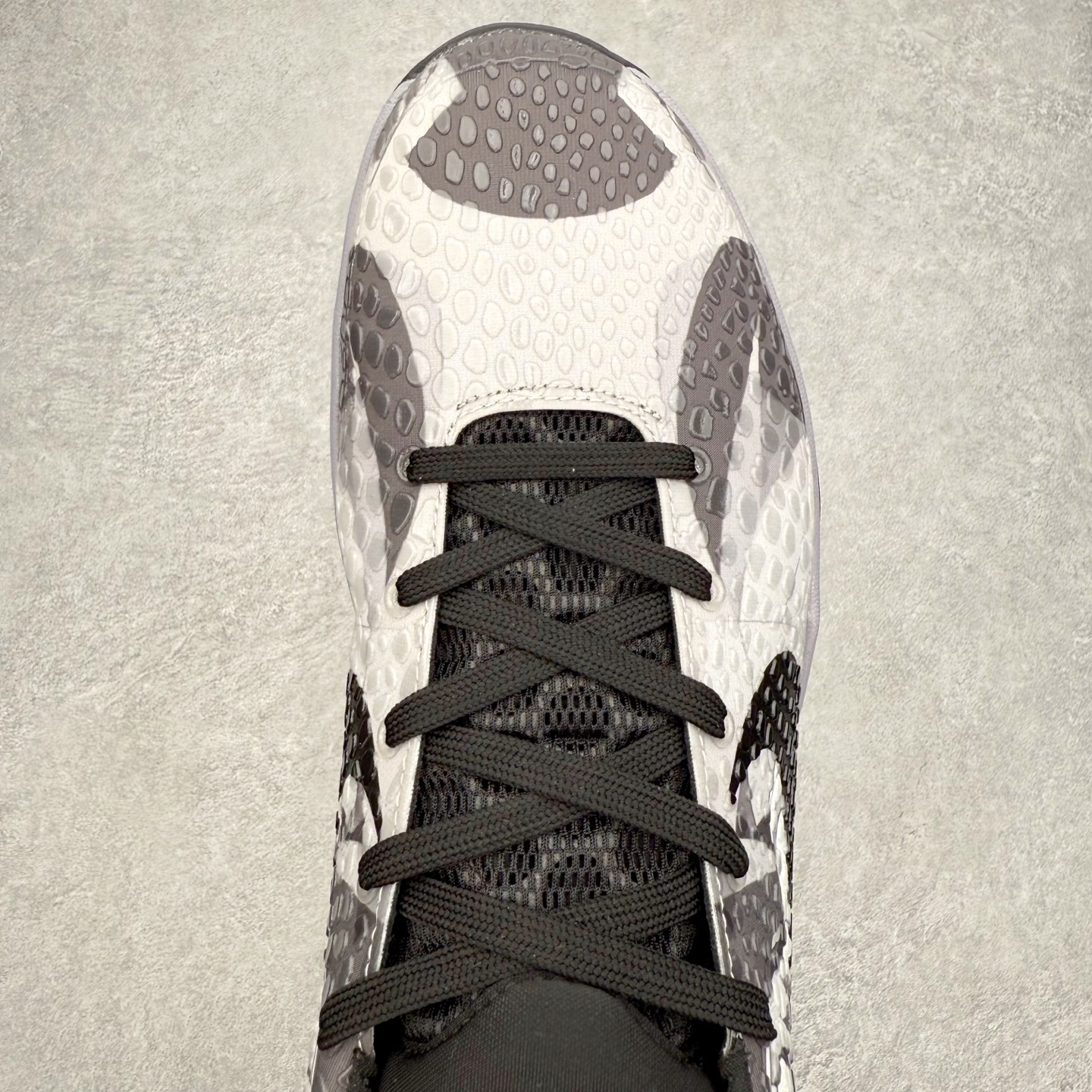 图片[4]-NK Zoom Kobe 6 Protro 科比六代实战篮球鞋 马年定制CYN配色 Eric Avar 这一次在设计中将轻盈发挥到了极致 鞋面采用了更加轻盈、更加强韧的创新的Flywire 2.0技术 球鞋重量更加轻质 重量仅为10.6盎司 内靴设计也使得穿着更加舒适 中底的配置则依日是可靠的zoom气垫和碳板的搭配 外底有个小细节令人十分喜欢 将纹路做成了心电图状 寓意科比对于篮球的喜爱 尺码：40 40.5 41 42 42.5 43 44 44.5 45 46-选品中心