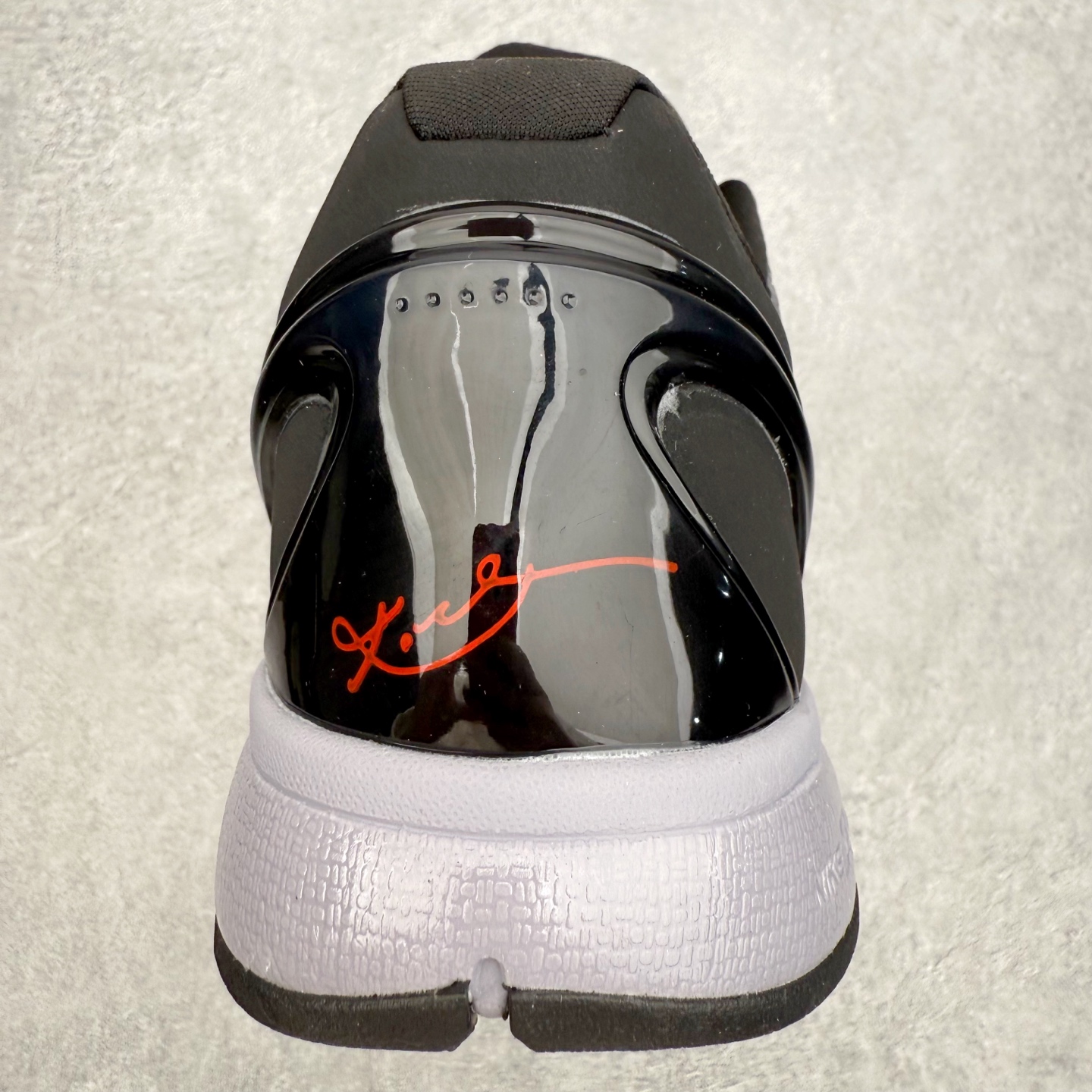 图片[8]-NK Zoom Kobe 6 Protro 科比六代实战篮球鞋 马年定制CYN配色 Eric Avar 这一次在设计中将轻盈发挥到了极致 鞋面采用了更加轻盈、更加强韧的创新的Flywire 2.0技术 球鞋重量更加轻质 重量仅为10.6盎司 内靴设计也使得穿着更加舒适 中底的配置则依日是可靠的zoom气垫和碳板的搭配 外底有个小细节令人十分喜欢 将纹路做成了心电图状 寓意科比对于篮球的喜爱 尺码：40 40.5 41 42 42.5 43 44 44.5 45 46-选品中心