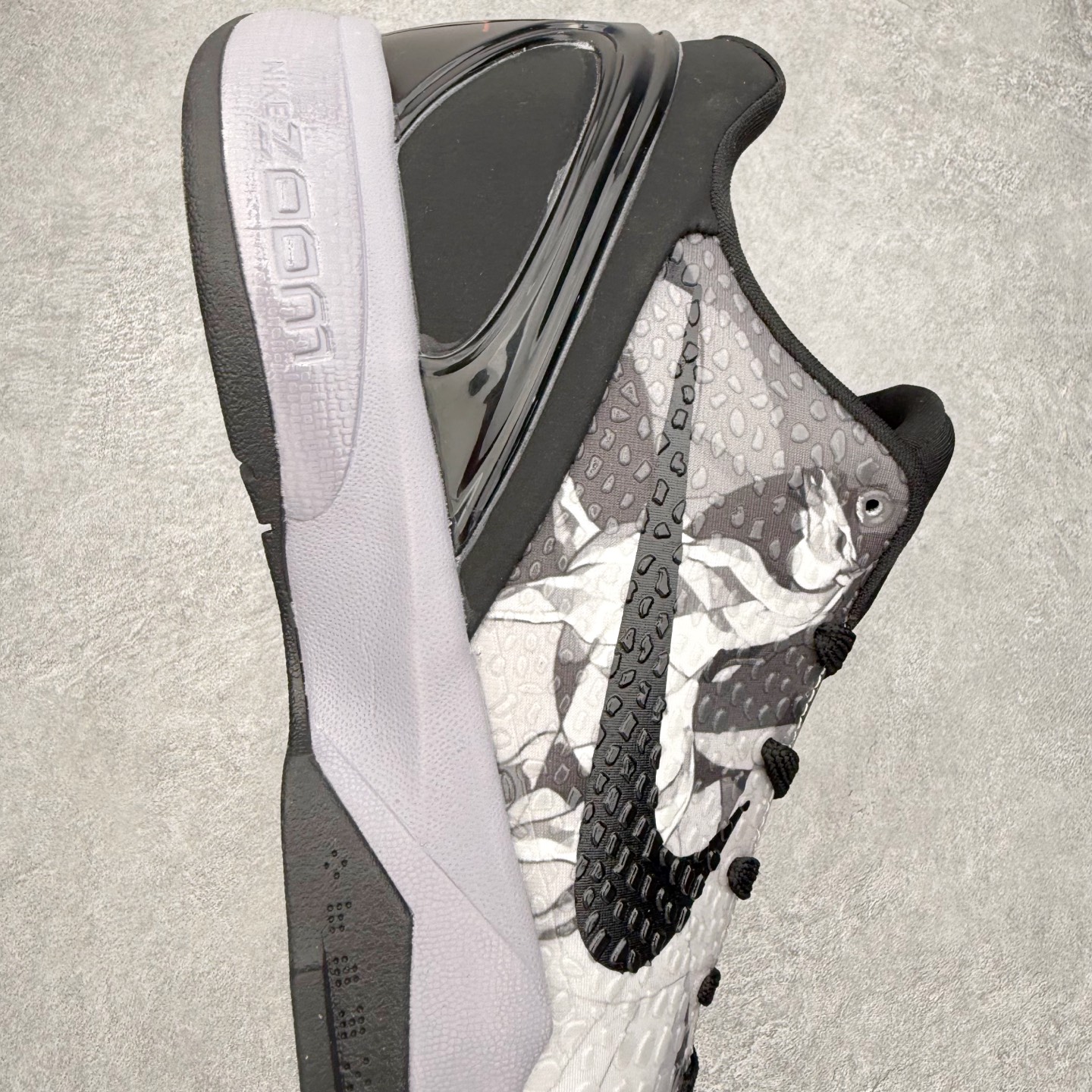 图片[6]-NK Zoom Kobe 6 Protro 科比六代实战篮球鞋 马年定制CYN配色 Eric Avar 这一次在设计中将轻盈发挥到了极致 鞋面采用了更加轻盈、更加强韧的创新的Flywire 2.0技术 球鞋重量更加轻质 重量仅为10.6盎司 内靴设计也使得穿着更加舒适 中底的配置则依日是可靠的zoom气垫和碳板的搭配 外底有个小细节令人十分喜欢 将纹路做成了心电图状 寓意科比对于篮球的喜爱 尺码：40 40.5 41 42 42.5 43 44 44.5 45 46-选品中心