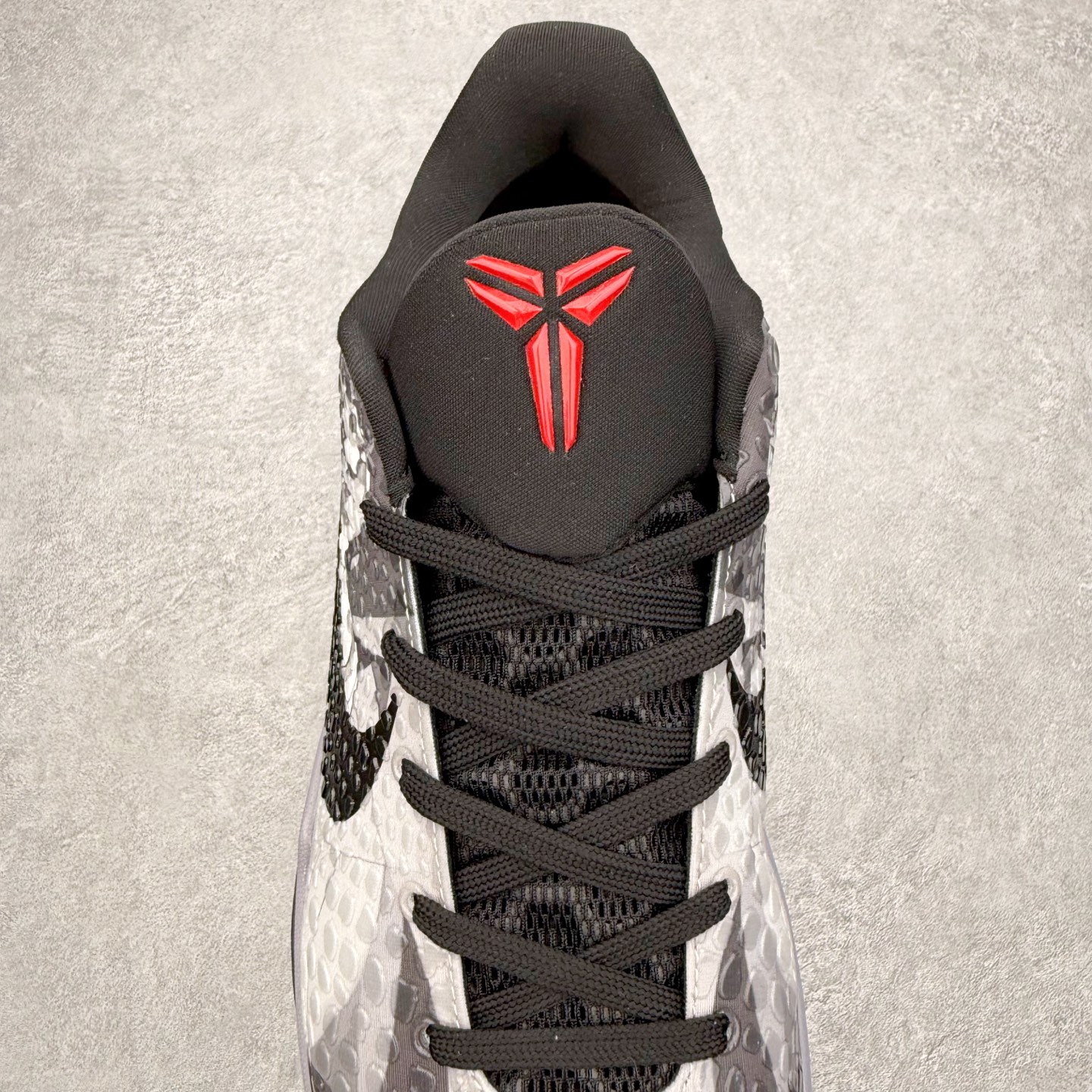 图片[5]-NK Zoom Kobe 6 Protro 科比六代实战篮球鞋 马年定制CYN配色 Eric Avar 这一次在设计中将轻盈发挥到了极致 鞋面采用了更加轻盈、更加强韧的创新的Flywire 2.0技术 球鞋重量更加轻质 重量仅为10.6盎司 内靴设计也使得穿着更加舒适 中底的配置则依日是可靠的zoom气垫和碳板的搭配 外底有个小细节令人十分喜欢 将纹路做成了心电图状 寓意科比对于篮球的喜爱 尺码：40 40.5 41 42 42.5 43 44 44.5 45 46-选品中心