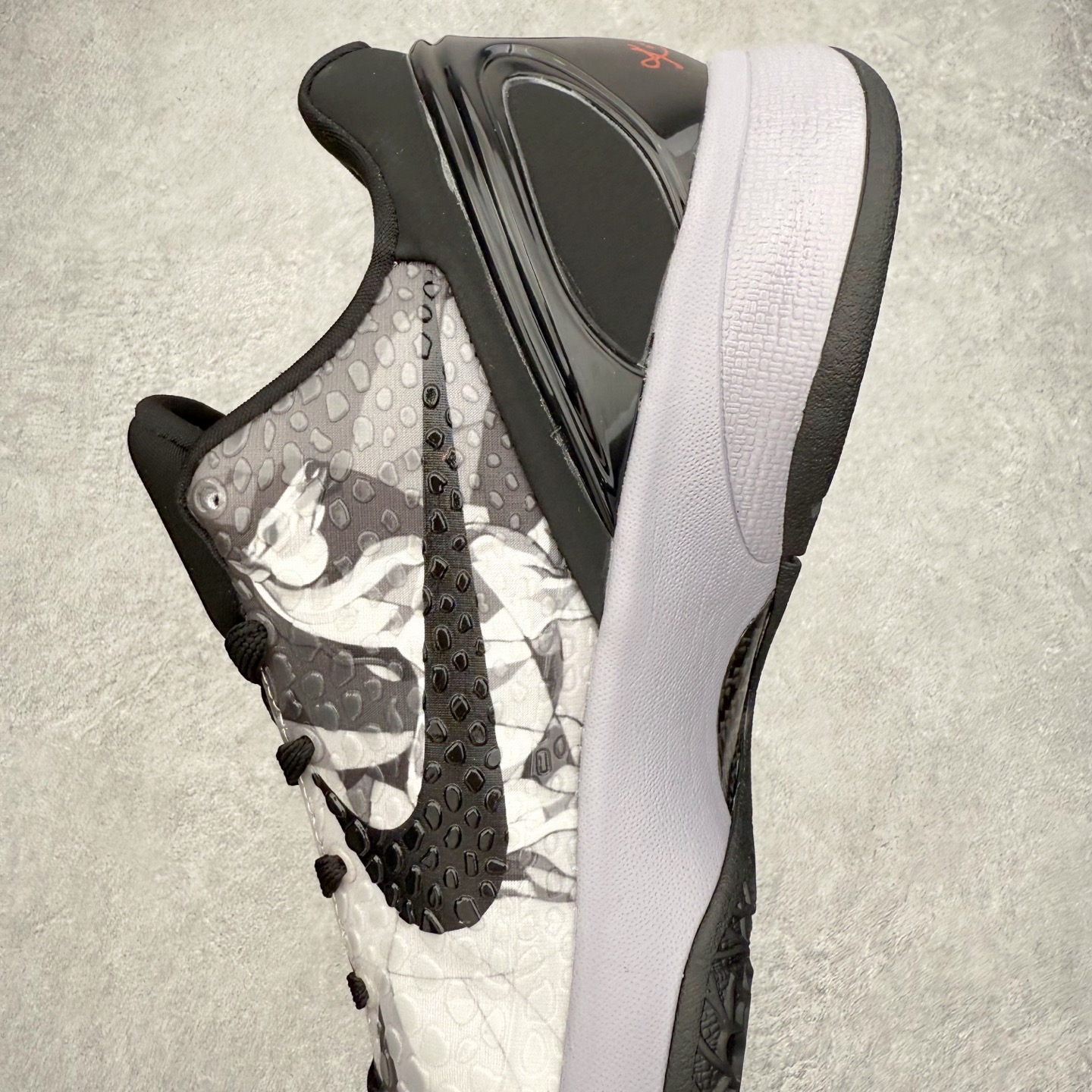 图片[7]-NK Zoom Kobe 6 Protro 科比六代实战篮球鞋 马年定制CYN配色 Eric Avar 这一次在设计中将轻盈发挥到了极致 鞋面采用了更加轻盈、更加强韧的创新的Flywire 2.0技术 球鞋重量更加轻质 重量仅为10.6盎司 内靴设计也使得穿着更加舒适 中底的配置则依日是可靠的zoom气垫和碳板的搭配 外底有个小细节令人十分喜欢 将纹路做成了心电图状 寓意科比对于篮球的喜爱 尺码：40 40.5 41 42 42.5 43 44 44.5 45 46-选品中心