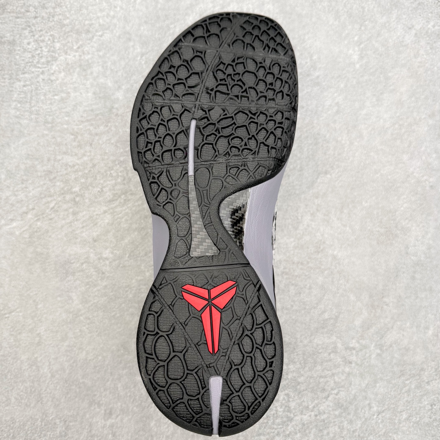 图片[9]-NK Zoom Kobe 6 Protro 科比六代实战篮球鞋 马年定制CYN配色 Eric Avar 这一次在设计中将轻盈发挥到了极致 鞋面采用了更加轻盈、更加强韧的创新的Flywire 2.0技术 球鞋重量更加轻质 重量仅为10.6盎司 内靴设计也使得穿着更加舒适 中底的配置则依日是可靠的zoom气垫和碳板的搭配 外底有个小细节令人十分喜欢 将纹路做成了心电图状 寓意科比对于篮球的喜爱 尺码：40 40.5 41 42 42.5 43 44 44.5 45 46-选品中心