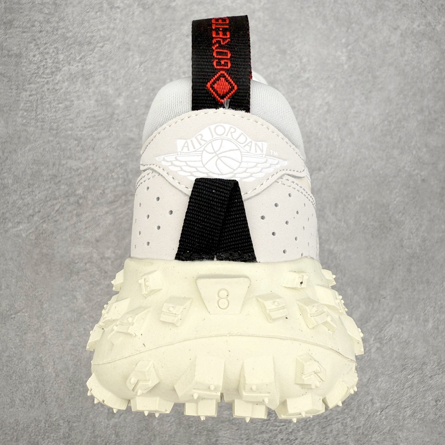 图片[8]-Air Jordan AJ1 Element Gore-Tex 经典耐用 低帮跑步鞋 米白 FV4227-003 鞋款以经典的 Air Jordan 1 Low 为设计蓝本，在此基础上加入Gore-Tex 科技，增强鞋款户外性能的同时，增添帅气硬核气息 鞋面采用特殊材质打造，有助于防水防尘；后跟及鞋舌提环细节处注入GORE-TEX 标签加持，搭载布满硬核户外胶钉设计的鞋底，带来更强户外抓地力的同时，进一步确保户外性能 实拍调校N版已经零色差零失真 百分百还原实物色彩所见即所得 不存在货不对板色差等低级问题 选购参考实物拍摄 不混卖不参货 只用心做好货严格选品 承诺混一赔十 尺码：39 40 40.5 41 42 42.5 43 44 44.5 45-选品中心