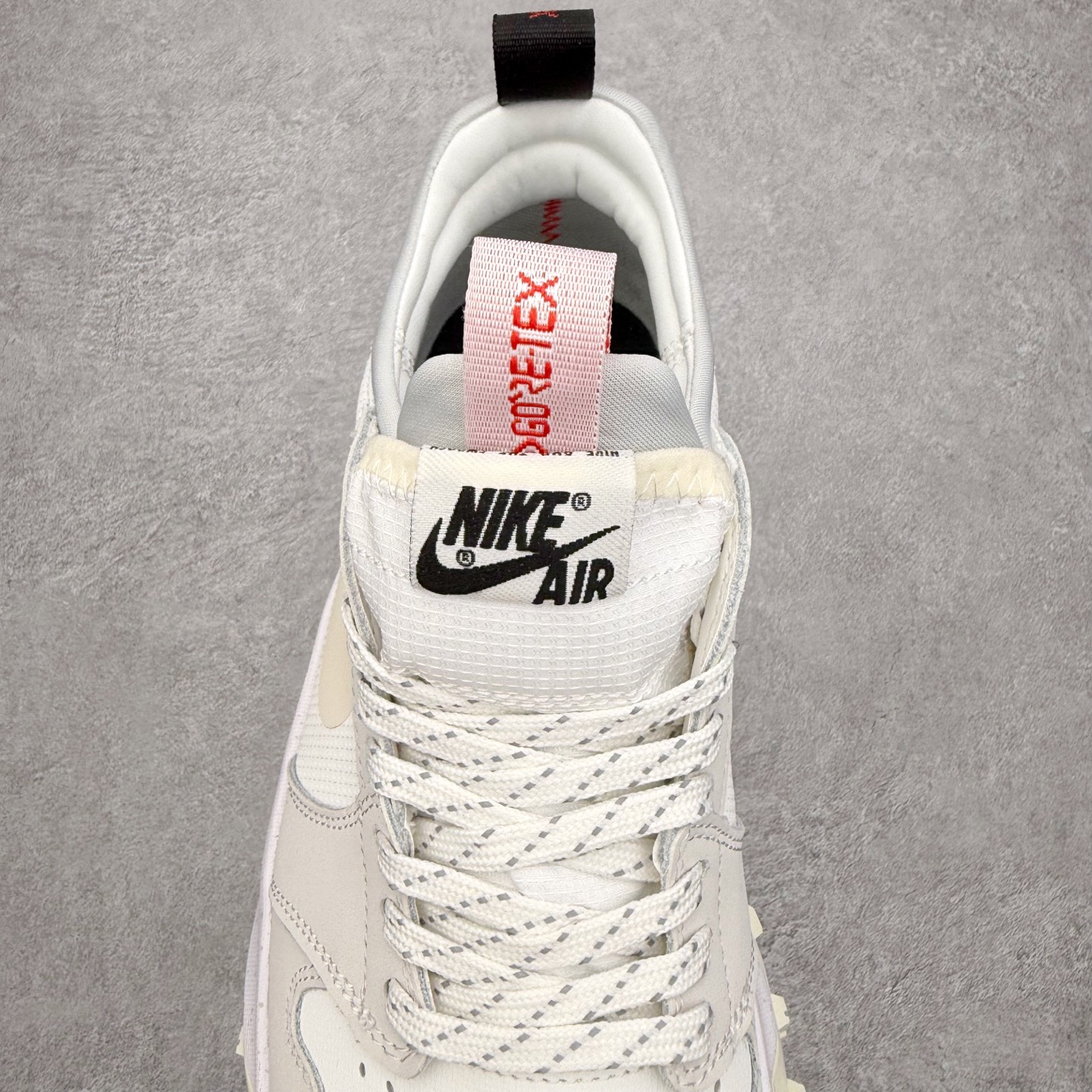 图片[5]-Air Jordan AJ1 Element Gore-Tex 经典耐用 低帮跑步鞋 米白 FV4227-003 鞋款以经典的 Air Jordan 1 Low 为设计蓝本，在此基础上加入Gore-Tex 科技，增强鞋款户外性能的同时，增添帅气硬核气息 鞋面采用特殊材质打造，有助于防水防尘；后跟及鞋舌提环细节处注入GORE-TEX 标签加持，搭载布满硬核户外胶钉设计的鞋底，带来更强户外抓地力的同时，进一步确保户外性能 实拍调校N版已经零色差零失真 百分百还原实物色彩所见即所得 不存在货不对板色差等低级问题 选购参考实物拍摄 不混卖不参货 只用心做好货严格选品 承诺混一赔十 尺码：39 40 40.5 41 42 42.5 43 44 44.5 45-选品中心