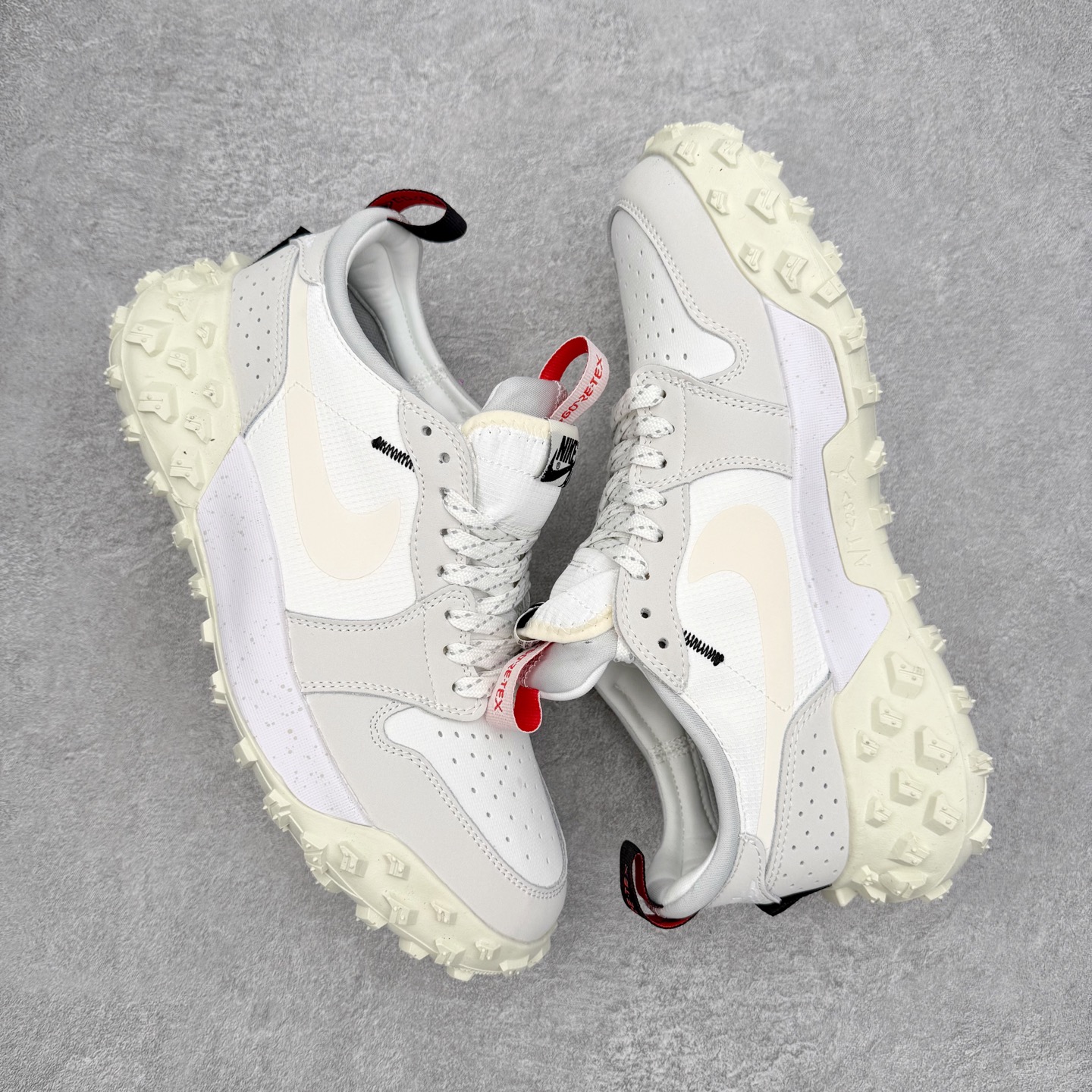 图片[3]-Air Jordan AJ1 Element Gore-Tex 经典耐用 低帮跑步鞋 米白 FV4227-003 鞋款以经典的 Air Jordan 1 Low 为设计蓝本，在此基础上加入Gore-Tex 科技，增强鞋款户外性能的同时，增添帅气硬核气息 鞋面采用特殊材质打造，有助于防水防尘；后跟及鞋舌提环细节处注入GORE-TEX 标签加持，搭载布满硬核户外胶钉设计的鞋底，带来更强户外抓地力的同时，进一步确保户外性能 实拍调校N版已经零色差零失真 百分百还原实物色彩所见即所得 不存在货不对板色差等低级问题 选购参考实物拍摄 不混卖不参货 只用心做好货严格选品 承诺混一赔十 尺码：39 40 40.5 41 42 42.5 43 44 44.5 45-选品中心