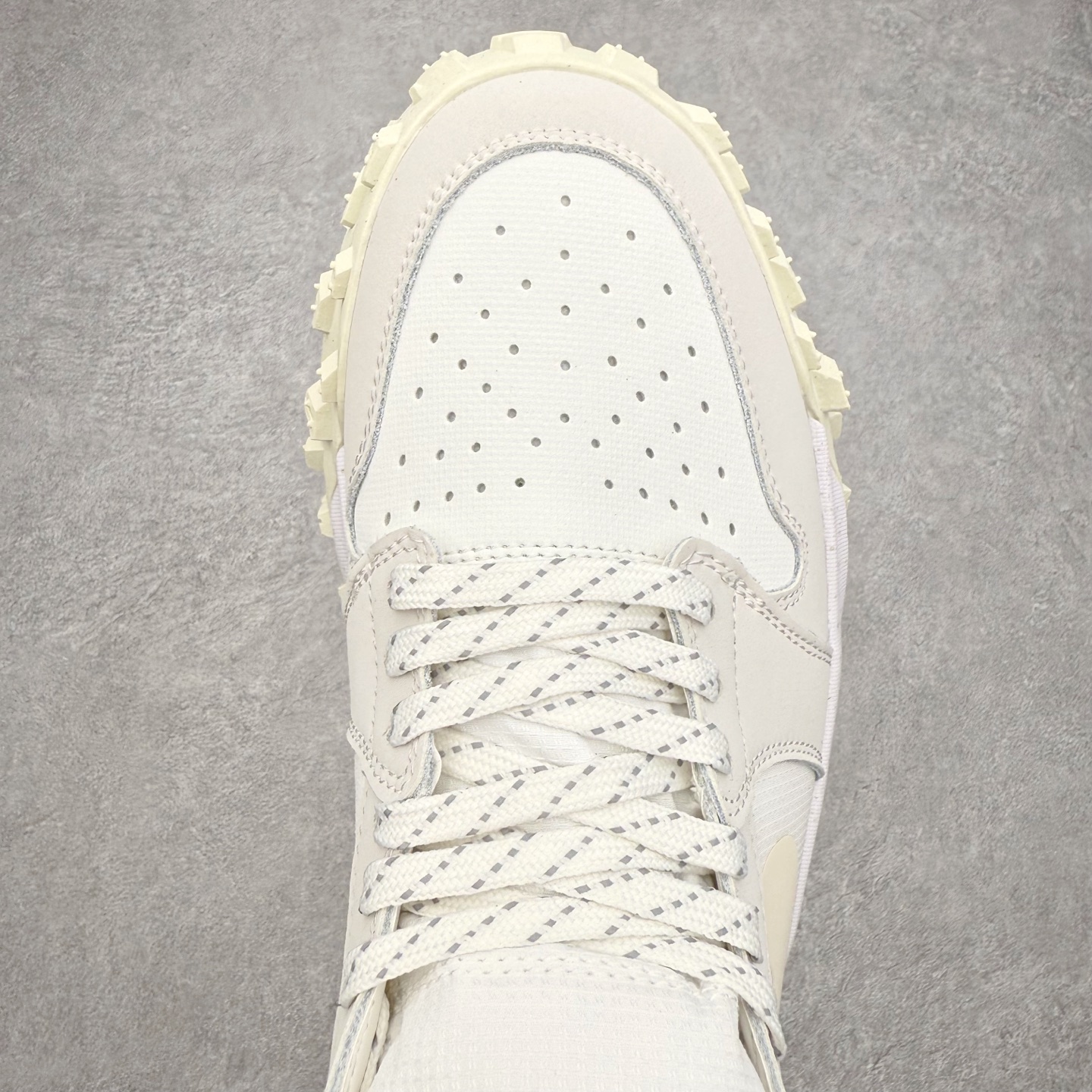 图片[4]-Air Jordan AJ1 Element Gore-Tex 经典耐用 低帮跑步鞋 米白 FV4227-003 鞋款以经典的 Air Jordan 1 Low 为设计蓝本，在此基础上加入Gore-Tex 科技，增强鞋款户外性能的同时，增添帅气硬核气息 鞋面采用特殊材质打造，有助于防水防尘；后跟及鞋舌提环细节处注入GORE-TEX 标签加持，搭载布满硬核户外胶钉设计的鞋底，带来更强户外抓地力的同时，进一步确保户外性能 实拍调校N版已经零色差零失真 百分百还原实物色彩所见即所得 不存在货不对板色差等低级问题 选购参考实物拍摄 不混卖不参货 只用心做好货严格选品 承诺混一赔十 尺码：39 40 40.5 41 42 42.5 43 44 44.5 45-选品中心