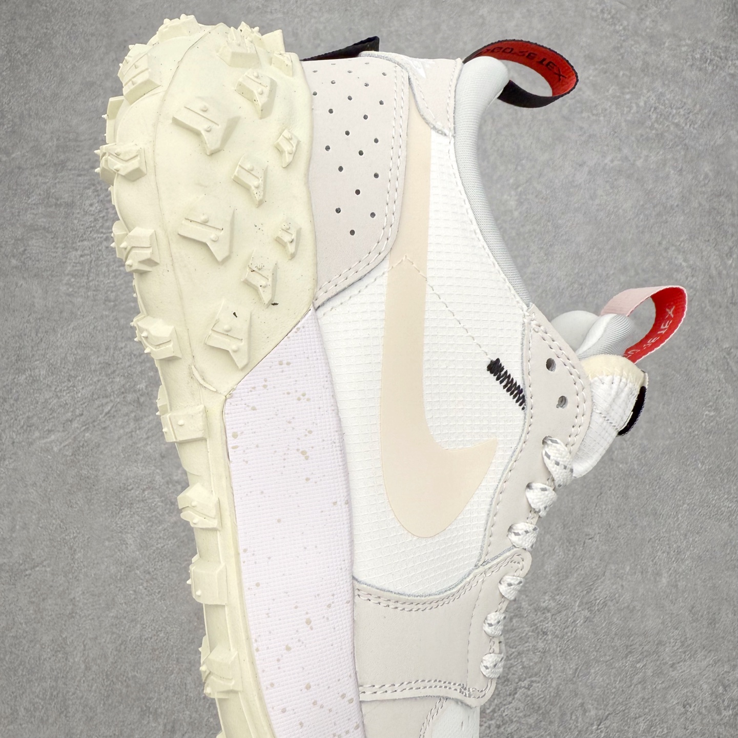 图片[6]-Air Jordan AJ1 Element Gore-Tex 经典耐用 低帮跑步鞋 米白 FV4227-003 鞋款以经典的 Air Jordan 1 Low 为设计蓝本，在此基础上加入Gore-Tex 科技，增强鞋款户外性能的同时，增添帅气硬核气息 鞋面采用特殊材质打造，有助于防水防尘；后跟及鞋舌提环细节处注入GORE-TEX 标签加持，搭载布满硬核户外胶钉设计的鞋底，带来更强户外抓地力的同时，进一步确保户外性能 实拍调校N版已经零色差零失真 百分百还原实物色彩所见即所得 不存在货不对板色差等低级问题 选购参考实物拍摄 不混卖不参货 只用心做好货严格选品 承诺混一赔十 尺码：39 40 40.5 41 42 42.5 43 44 44.5 45-选品中心