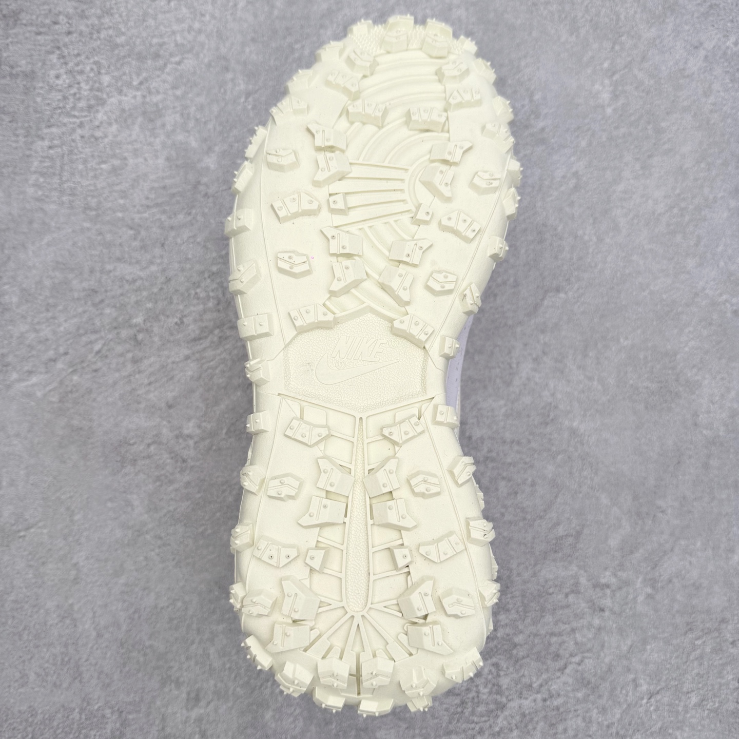 图片[9]-Air Jordan AJ1 Element Gore-Tex 经典耐用 低帮跑步鞋 米白 FV4227-003 鞋款以经典的 Air Jordan 1 Low 为设计蓝本，在此基础上加入Gore-Tex 科技，增强鞋款户外性能的同时，增添帅气硬核气息 鞋面采用特殊材质打造，有助于防水防尘；后跟及鞋舌提环细节处注入GORE-TEX 标签加持，搭载布满硬核户外胶钉设计的鞋底，带来更强户外抓地力的同时，进一步确保户外性能 实拍调校N版已经零色差零失真 百分百还原实物色彩所见即所得 不存在货不对板色差等低级问题 选购参考实物拍摄 不混卖不参货 只用心做好货严格选品 承诺混一赔十 尺码：39 40 40.5 41 42 42.5 43 44 44.5 45-选品中心