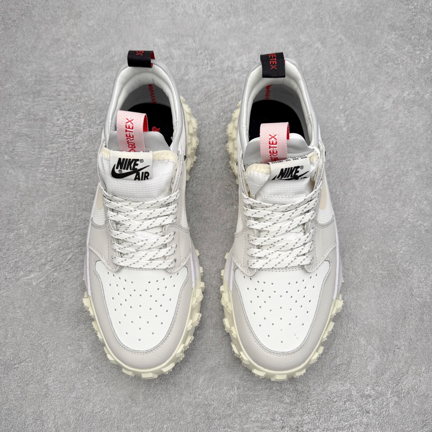 图片[2]-Air Jordan AJ1 Element Gore-Tex 经典耐用 低帮跑步鞋 米白 FV4227-003 鞋款以经典的 Air Jordan 1 Low 为设计蓝本，在此基础上加入Gore-Tex 科技，增强鞋款户外性能的同时，增添帅气硬核气息 鞋面采用特殊材质打造，有助于防水防尘；后跟及鞋舌提环细节处注入GORE-TEX 标签加持，搭载布满硬核户外胶钉设计的鞋底，带来更强户外抓地力的同时，进一步确保户外性能 实拍调校N版已经零色差零失真 百分百还原实物色彩所见即所得 不存在货不对板色差等低级问题 选购参考实物拍摄 不混卖不参货 只用心做好货严格选品 承诺混一赔十 尺码：39 40 40.5 41 42 42.5 43 44 44.5 45-选品中心