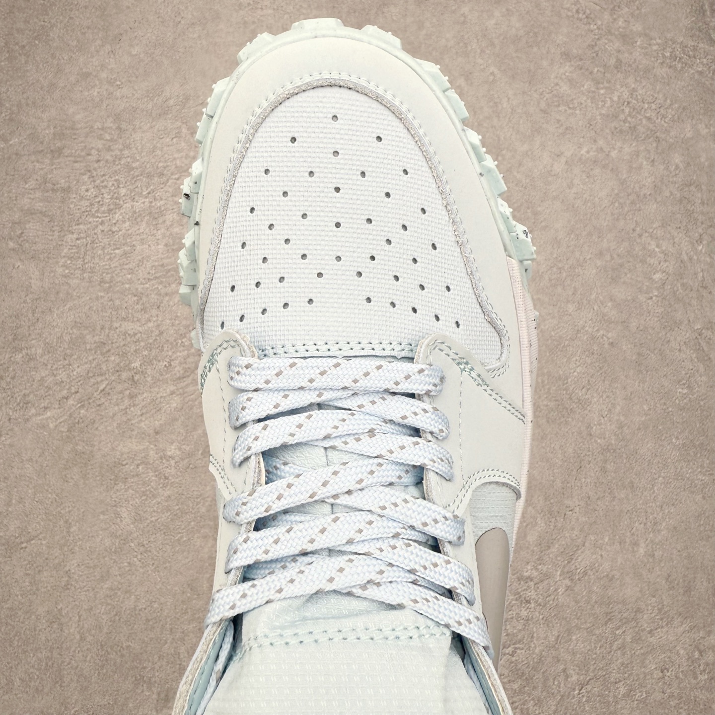 图片[4]-Air Jordan AJ1 Element Gore-Tex 经典耐用 低帮跑步鞋 冰川蓝 FV4227-400 鞋款以经典的 Air Jordan 1 Low 为设计蓝本，在此基础上加入Gore-Tex 科技，增强鞋款户外性能的同时，增添帅气硬核气息 鞋面采用特殊材质打造，有助于防水防尘；后跟及鞋舌提环细节处注入GORE-TEX 标签加持，搭载布满硬核户外胶钉设计的鞋底，带来更强户外抓地力的同时，进一步确保户外性能 实拍调校N版已经零色差零失真 百分百还原实物色彩所见即所得 不存在货不对板色差等低级问题 选购参考实物拍摄 不混卖不参货 只用心做好货严格选品 承诺混一赔十 尺码：39 40 40.5 41 42 42.5 43 44 44.5 45-选品中心