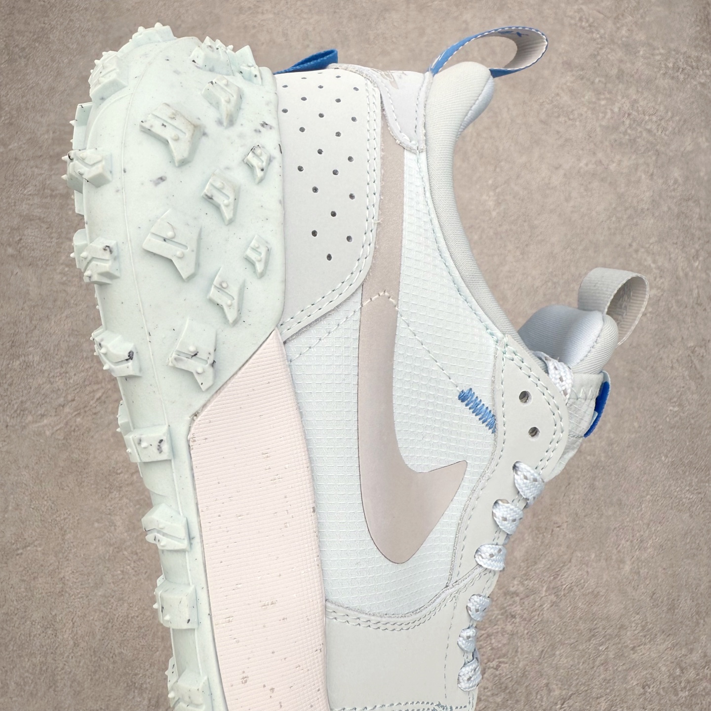 图片[6]-Air Jordan AJ1 Element Gore-Tex 经典耐用 低帮跑步鞋 冰川蓝 FV4227-400 鞋款以经典的 Air Jordan 1 Low 为设计蓝本，在此基础上加入Gore-Tex 科技，增强鞋款户外性能的同时，增添帅气硬核气息 鞋面采用特殊材质打造，有助于防水防尘；后跟及鞋舌提环细节处注入GORE-TEX 标签加持，搭载布满硬核户外胶钉设计的鞋底，带来更强户外抓地力的同时，进一步确保户外性能 实拍调校N版已经零色差零失真 百分百还原实物色彩所见即所得 不存在货不对板色差等低级问题 选购参考实物拍摄 不混卖不参货 只用心做好货严格选品 承诺混一赔十 尺码：39 40 40.5 41 42 42.5 43 44 44.5 45-选品中心