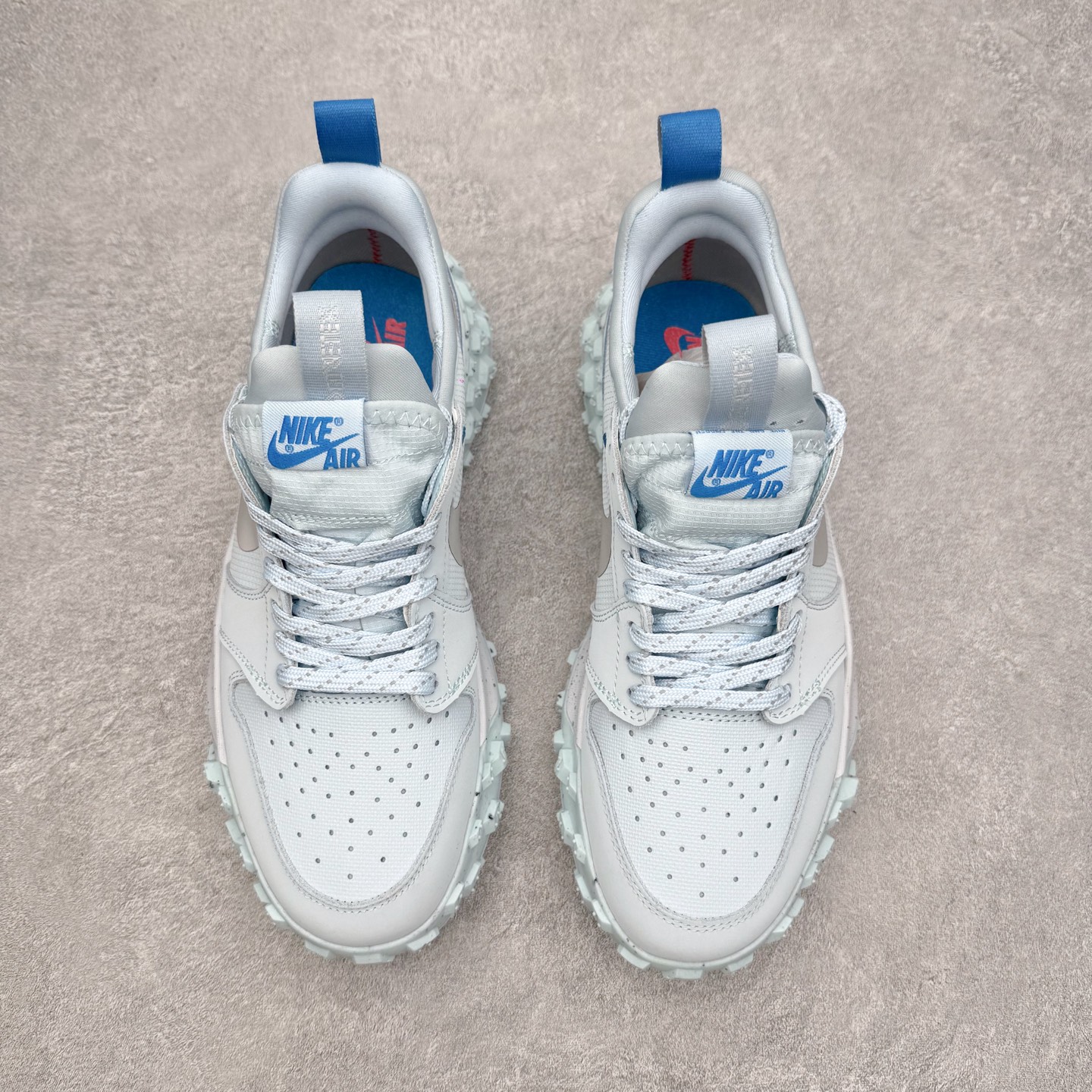 图片[2]-Air Jordan AJ1 Element Gore-Tex 经典耐用 低帮跑步鞋 冰川蓝 FV4227-400 鞋款以经典的 Air Jordan 1 Low 为设计蓝本，在此基础上加入Gore-Tex 科技，增强鞋款户外性能的同时，增添帅气硬核气息 鞋面采用特殊材质打造，有助于防水防尘；后跟及鞋舌提环细节处注入GORE-TEX 标签加持，搭载布满硬核户外胶钉设计的鞋底，带来更强户外抓地力的同时，进一步确保户外性能 实拍调校N版已经零色差零失真 百分百还原实物色彩所见即所得 不存在货不对板色差等低级问题 选购参考实物拍摄 不混卖不参货 只用心做好货严格选品 承诺混一赔十 尺码：39 40 40.5 41 42 42.5 43 44 44.5 45-选品中心