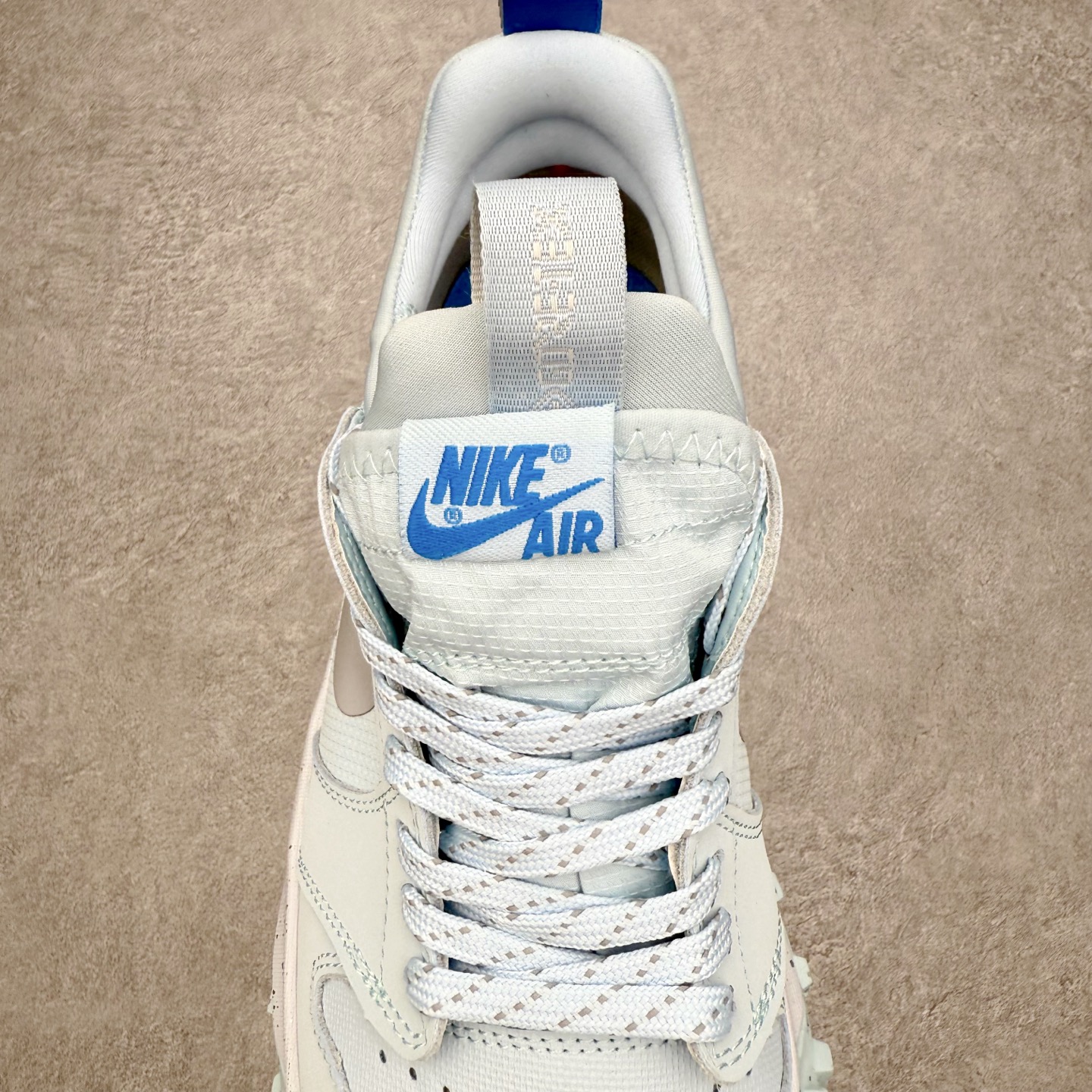 图片[5]-Air Jordan AJ1 Element Gore-Tex 经典耐用 低帮跑步鞋 冰川蓝 FV4227-400 鞋款以经典的 Air Jordan 1 Low 为设计蓝本，在此基础上加入Gore-Tex 科技，增强鞋款户外性能的同时，增添帅气硬核气息 鞋面采用特殊材质打造，有助于防水防尘；后跟及鞋舌提环细节处注入GORE-TEX 标签加持，搭载布满硬核户外胶钉设计的鞋底，带来更强户外抓地力的同时，进一步确保户外性能 实拍调校N版已经零色差零失真 百分百还原实物色彩所见即所得 不存在货不对板色差等低级问题 选购参考实物拍摄 不混卖不参货 只用心做好货严格选品 承诺混一赔十 尺码：39 40 40.5 41 42 42.5 43 44 44.5 45-选品中心