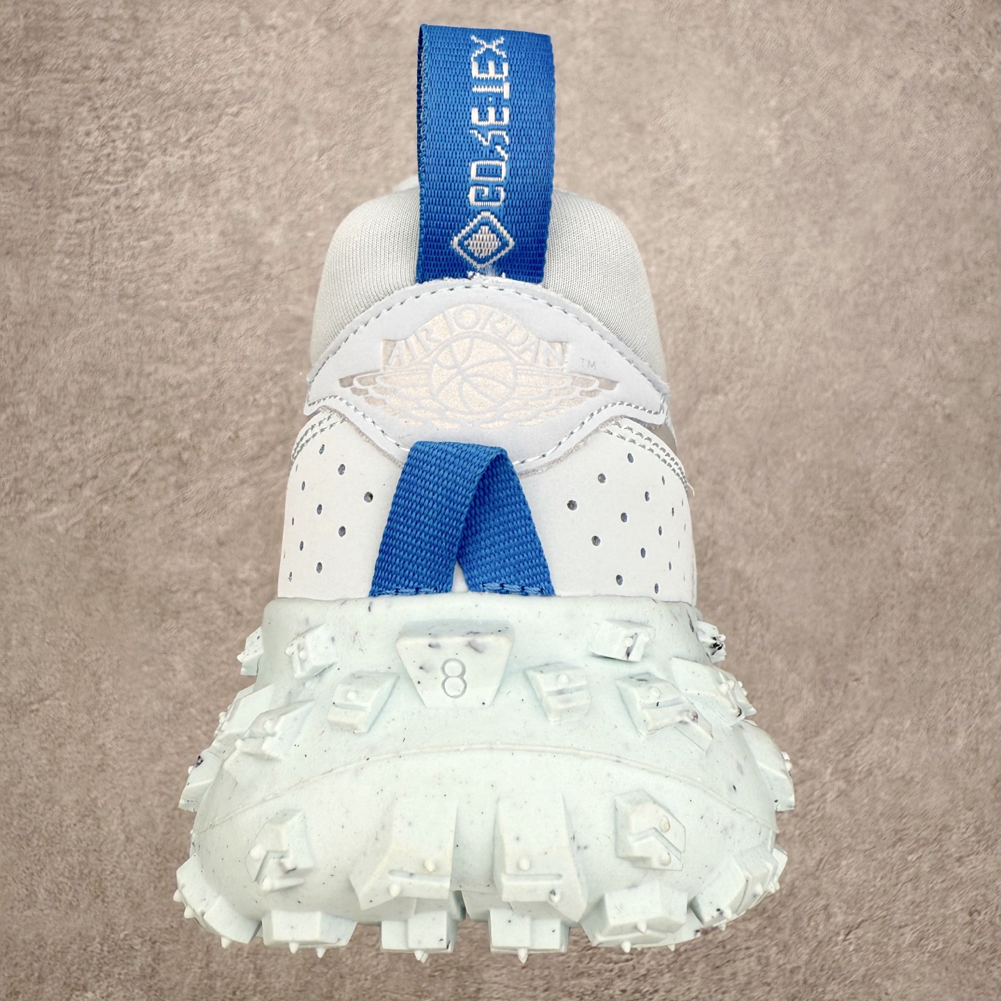 图片[8]-Air Jordan AJ1 Element Gore-Tex 经典耐用 低帮跑步鞋 冰川蓝 FV4227-400 鞋款以经典的 Air Jordan 1 Low 为设计蓝本，在此基础上加入Gore-Tex 科技，增强鞋款户外性能的同时，增添帅气硬核气息 鞋面采用特殊材质打造，有助于防水防尘；后跟及鞋舌提环细节处注入GORE-TEX 标签加持，搭载布满硬核户外胶钉设计的鞋底，带来更强户外抓地力的同时，进一步确保户外性能 实拍调校N版已经零色差零失真 百分百还原实物色彩所见即所得 不存在货不对板色差等低级问题 选购参考实物拍摄 不混卖不参货 只用心做好货严格选品 承诺混一赔十 尺码：39 40 40.5 41 42 42.5 43 44 44.5 45-选品中心