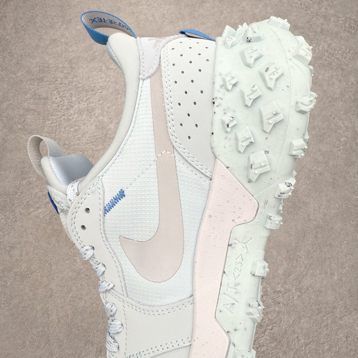 图片[7]-Air Jordan AJ1 Element Gore-Tex 经典耐用 低帮跑步鞋 冰川蓝 FV4227-400 鞋款以经典的 Air Jordan 1 Low 为设计蓝本，在此基础上加入Gore-Tex 科技，增强鞋款户外性能的同时，增添帅气硬核气息 鞋面采用特殊材质打造，有助于防水防尘；后跟及鞋舌提环细节处注入GORE-TEX 标签加持，搭载布满硬核户外胶钉设计的鞋底，带来更强户外抓地力的同时，进一步确保户外性能 实拍调校N版已经零色差零失真 百分百还原实物色彩所见即所得 不存在货不对板色差等低级问题 选购参考实物拍摄 不混卖不参货 只用心做好货严格选品 承诺混一赔十 尺码：39 40 40.5 41 42 42.5 43 44 44.5 45-选品中心