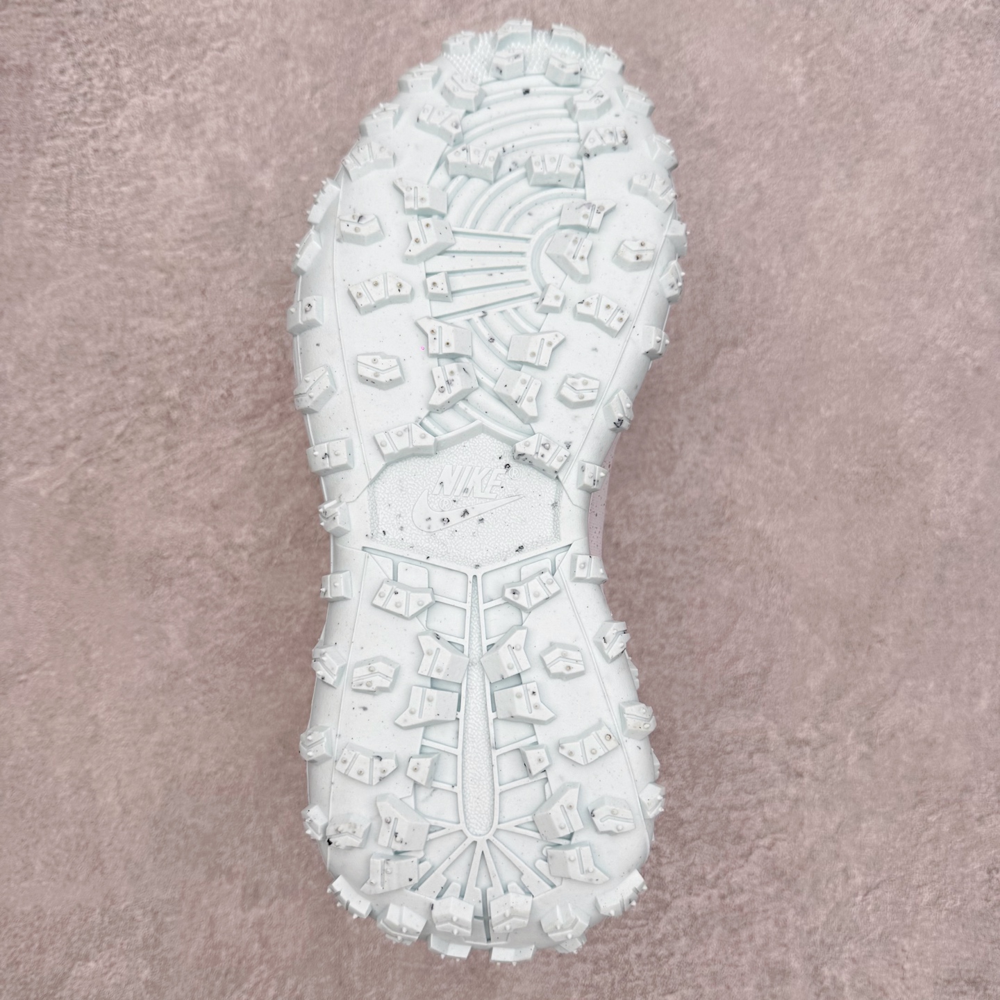 图片[9]-Air Jordan AJ1 Element Gore-Tex 经典耐用 低帮跑步鞋 冰川蓝 FV4227-400 鞋款以经典的 Air Jordan 1 Low 为设计蓝本，在此基础上加入Gore-Tex 科技，增强鞋款户外性能的同时，增添帅气硬核气息 鞋面采用特殊材质打造，有助于防水防尘；后跟及鞋舌提环细节处注入GORE-TEX 标签加持，搭载布满硬核户外胶钉设计的鞋底，带来更强户外抓地力的同时，进一步确保户外性能 实拍调校N版已经零色差零失真 百分百还原实物色彩所见即所得 不存在货不对板色差等低级问题 选购参考实物拍摄 不混卖不参货 只用心做好货严格选品 承诺混一赔十 尺码：39 40 40.5 41 42 42.5 43 44 44.5 45-选品中心