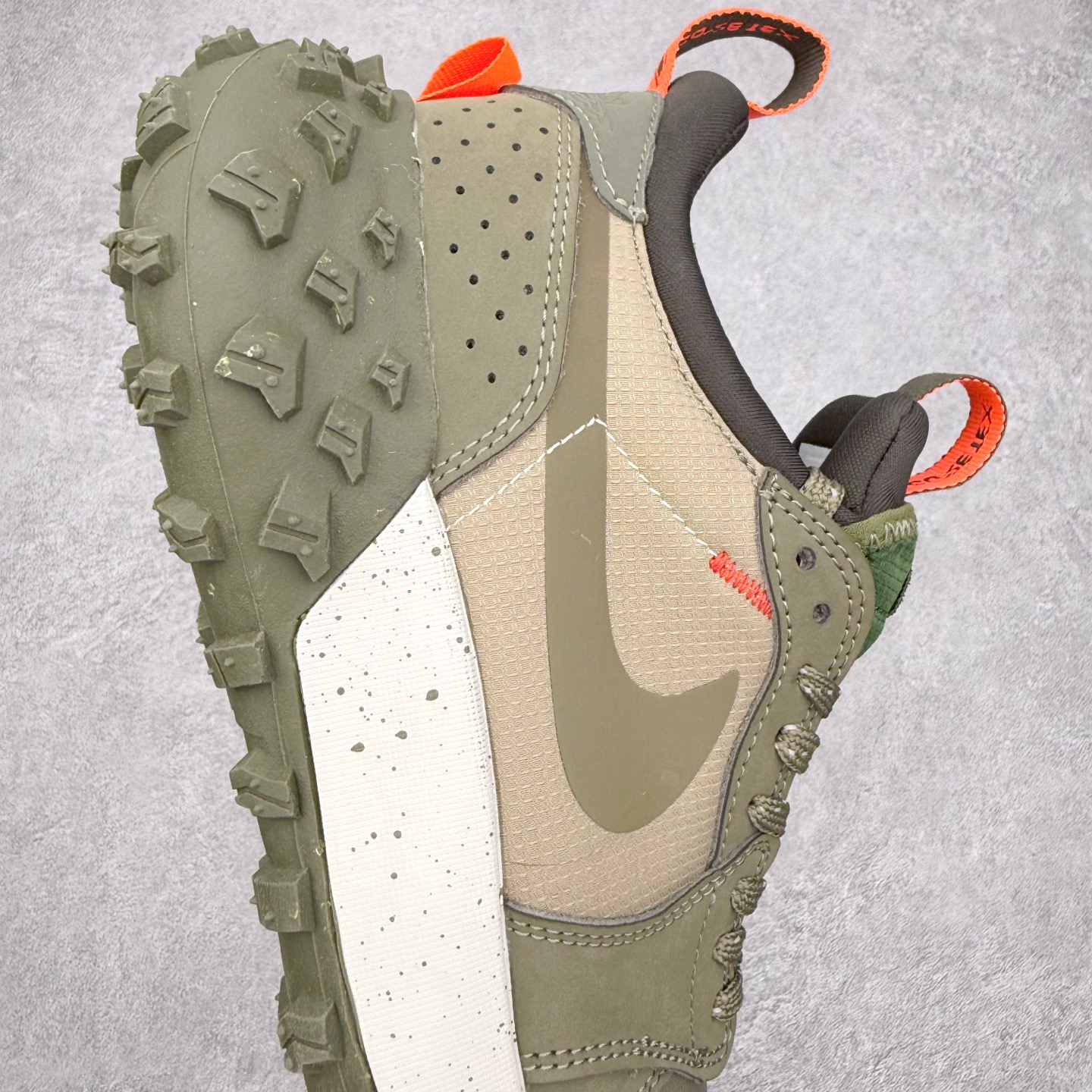 图片[6]-Air Jordan AJ1 Element Gore-Tex 经典耐用 低帮跑步鞋 橄榄绿 FV4227-201 鞋款以经典的 Air Jordan 1 Low 为设计蓝本，在此基础上加入Gore-Tex 科技，增强鞋款户外性能的同时，增添帅气硬核气息 鞋面采用特殊材质打造，有助于防水防尘；后跟及鞋舌提环细节处注入GORE-TEX 标签加持，搭载布满硬核户外胶钉设计的鞋底，带来更强户外抓地力的同时，进一步确保户外性能 实拍调校N版已经零色差零失真 百分百还原实物色彩所见即所得 不存在货不对板色差等低级问题 选购参考实物拍摄 不混卖不参货 只用心做好货严格选品 承诺混一赔十 尺码：39 40 40.5 41 42 42.5 43 44 44.5 45-选品中心