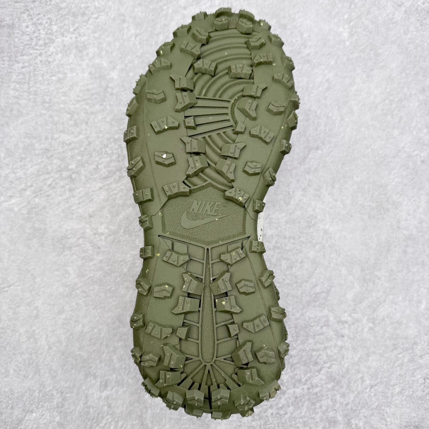 图片[9]-Air Jordan AJ1 Element Gore-Tex 经典耐用 低帮跑步鞋 橄榄绿 FV4227-201 鞋款以经典的 Air Jordan 1 Low 为设计蓝本，在此基础上加入Gore-Tex 科技，增强鞋款户外性能的同时，增添帅气硬核气息 鞋面采用特殊材质打造，有助于防水防尘；后跟及鞋舌提环细节处注入GORE-TEX 标签加持，搭载布满硬核户外胶钉设计的鞋底，带来更强户外抓地力的同时，进一步确保户外性能 实拍调校N版已经零色差零失真 百分百还原实物色彩所见即所得 不存在货不对板色差等低级问题 选购参考实物拍摄 不混卖不参货 只用心做好货严格选品 承诺混一赔十 尺码：39 40 40.5 41 42 42.5 43 44 44.5 45-选品中心