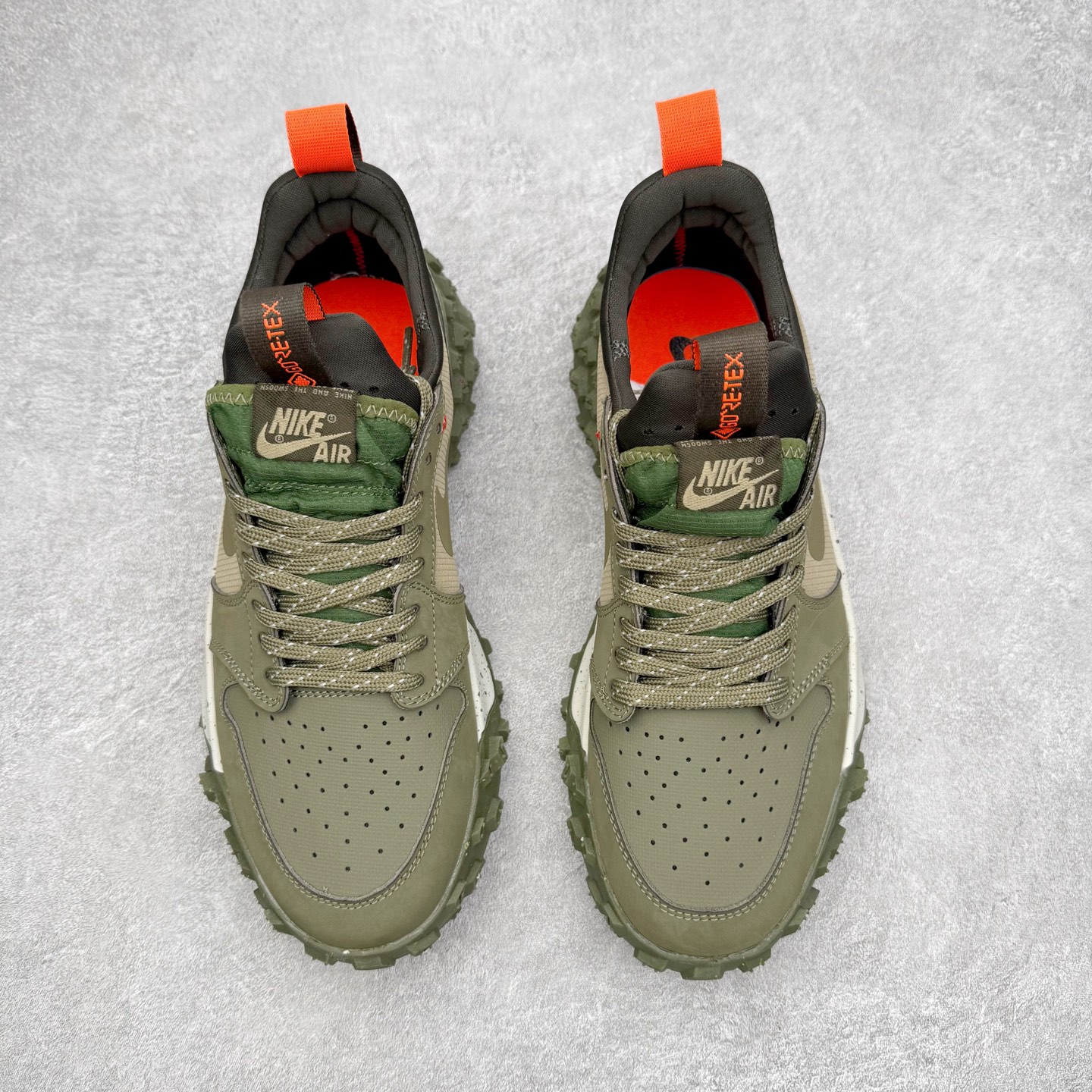 图片[2]-Air Jordan AJ1 Element Gore-Tex 经典耐用 低帮跑步鞋 橄榄绿 FV4227-201 鞋款以经典的 Air Jordan 1 Low 为设计蓝本，在此基础上加入Gore-Tex 科技，增强鞋款户外性能的同时，增添帅气硬核气息 鞋面采用特殊材质打造，有助于防水防尘；后跟及鞋舌提环细节处注入GORE-TEX 标签加持，搭载布满硬核户外胶钉设计的鞋底，带来更强户外抓地力的同时，进一步确保户外性能 实拍调校N版已经零色差零失真 百分百还原实物色彩所见即所得 不存在货不对板色差等低级问题 选购参考实物拍摄 不混卖不参货 只用心做好货严格选品 承诺混一赔十 尺码：39 40 40.5 41 42 42.5 43 44 44.5 45-选品中心