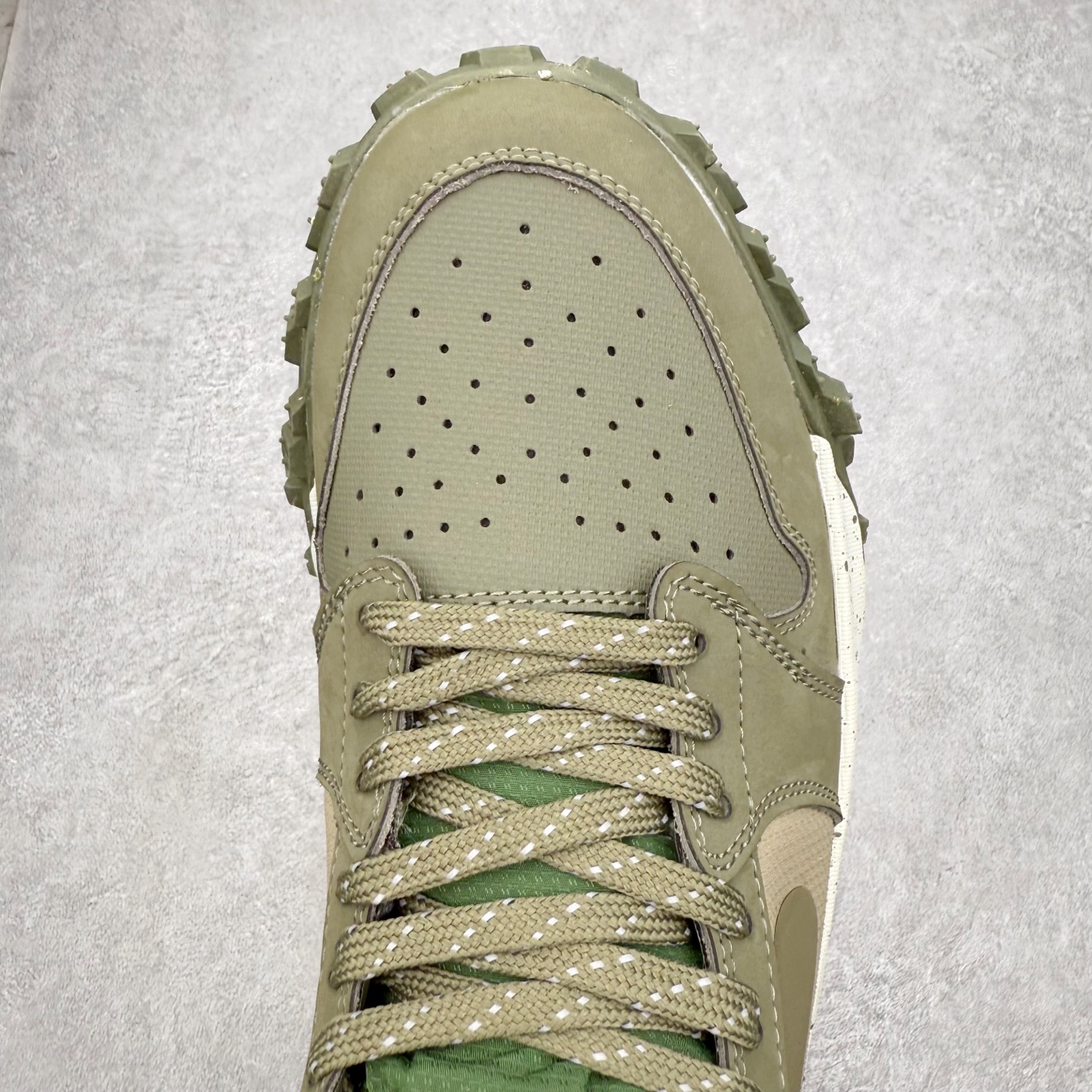 图片[4]-Air Jordan AJ1 Element Gore-Tex 经典耐用 低帮跑步鞋 橄榄绿 FV4227-201 鞋款以经典的 Air Jordan 1 Low 为设计蓝本，在此基础上加入Gore-Tex 科技，增强鞋款户外性能的同时，增添帅气硬核气息 鞋面采用特殊材质打造，有助于防水防尘；后跟及鞋舌提环细节处注入GORE-TEX 标签加持，搭载布满硬核户外胶钉设计的鞋底，带来更强户外抓地力的同时，进一步确保户外性能 实拍调校N版已经零色差零失真 百分百还原实物色彩所见即所得 不存在货不对板色差等低级问题 选购参考实物拍摄 不混卖不参货 只用心做好货严格选品 承诺混一赔十 尺码：39 40 40.5 41 42 42.5 43 44 44.5 45-选品中心