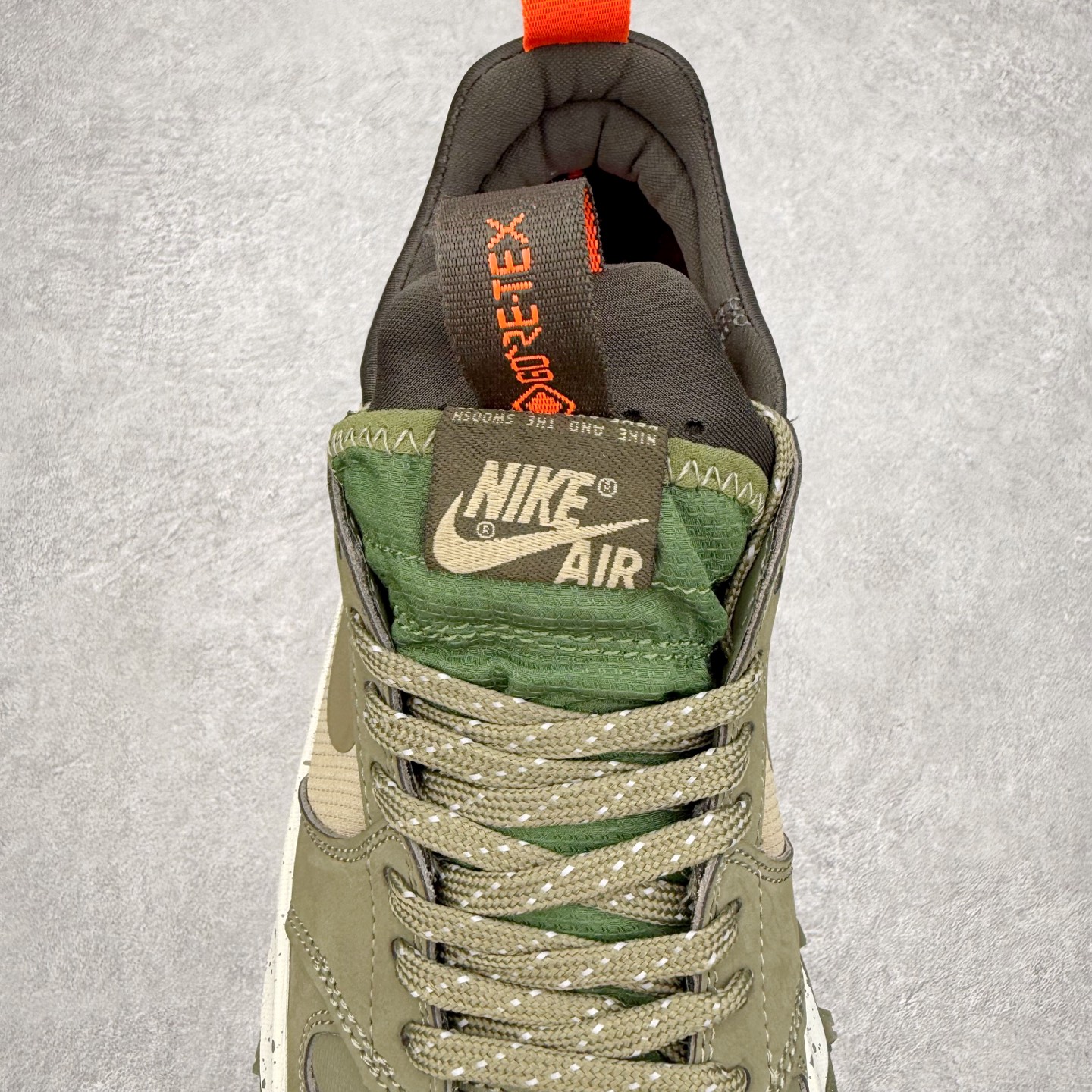 图片[5]-Air Jordan AJ1 Element Gore-Tex 经典耐用 低帮跑步鞋 橄榄绿 FV4227-201 鞋款以经典的 Air Jordan 1 Low 为设计蓝本，在此基础上加入Gore-Tex 科技，增强鞋款户外性能的同时，增添帅气硬核气息 鞋面采用特殊材质打造，有助于防水防尘；后跟及鞋舌提环细节处注入GORE-TEX 标签加持，搭载布满硬核户外胶钉设计的鞋底，带来更强户外抓地力的同时，进一步确保户外性能 实拍调校N版已经零色差零失真 百分百还原实物色彩所见即所得 不存在货不对板色差等低级问题 选购参考实物拍摄 不混卖不参货 只用心做好货严格选品 承诺混一赔十 尺码：39 40 40.5 41 42 42.5 43 44 44.5 45-选品中心