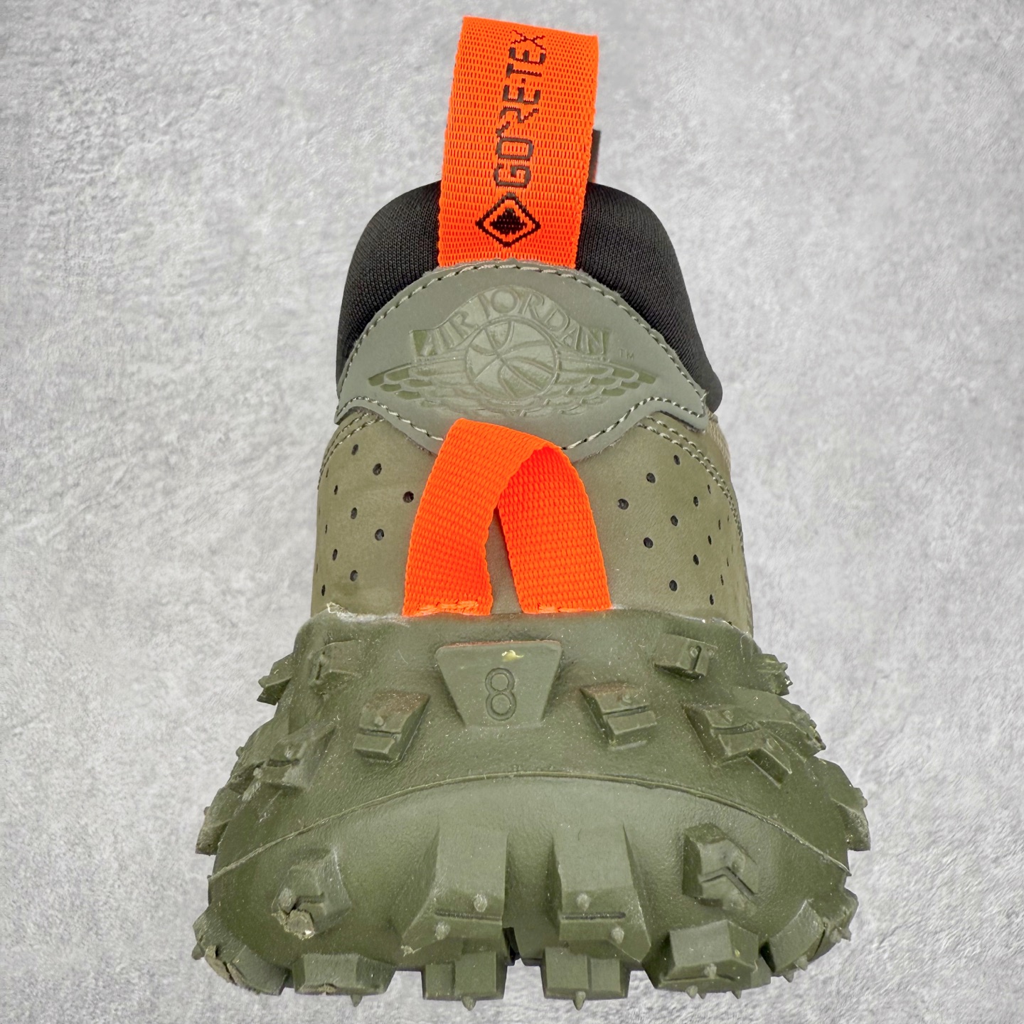 图片[8]-Air Jordan AJ1 Element Gore-Tex 经典耐用 低帮跑步鞋 橄榄绿 FV4227-201 鞋款以经典的 Air Jordan 1 Low 为设计蓝本，在此基础上加入Gore-Tex 科技，增强鞋款户外性能的同时，增添帅气硬核气息 鞋面采用特殊材质打造，有助于防水防尘；后跟及鞋舌提环细节处注入GORE-TEX 标签加持，搭载布满硬核户外胶钉设计的鞋底，带来更强户外抓地力的同时，进一步确保户外性能 实拍调校N版已经零色差零失真 百分百还原实物色彩所见即所得 不存在货不对板色差等低级问题 选购参考实物拍摄 不混卖不参货 只用心做好货严格选品 承诺混一赔十 尺码：39 40 40.5 41 42 42.5 43 44 44.5 45-选品中心