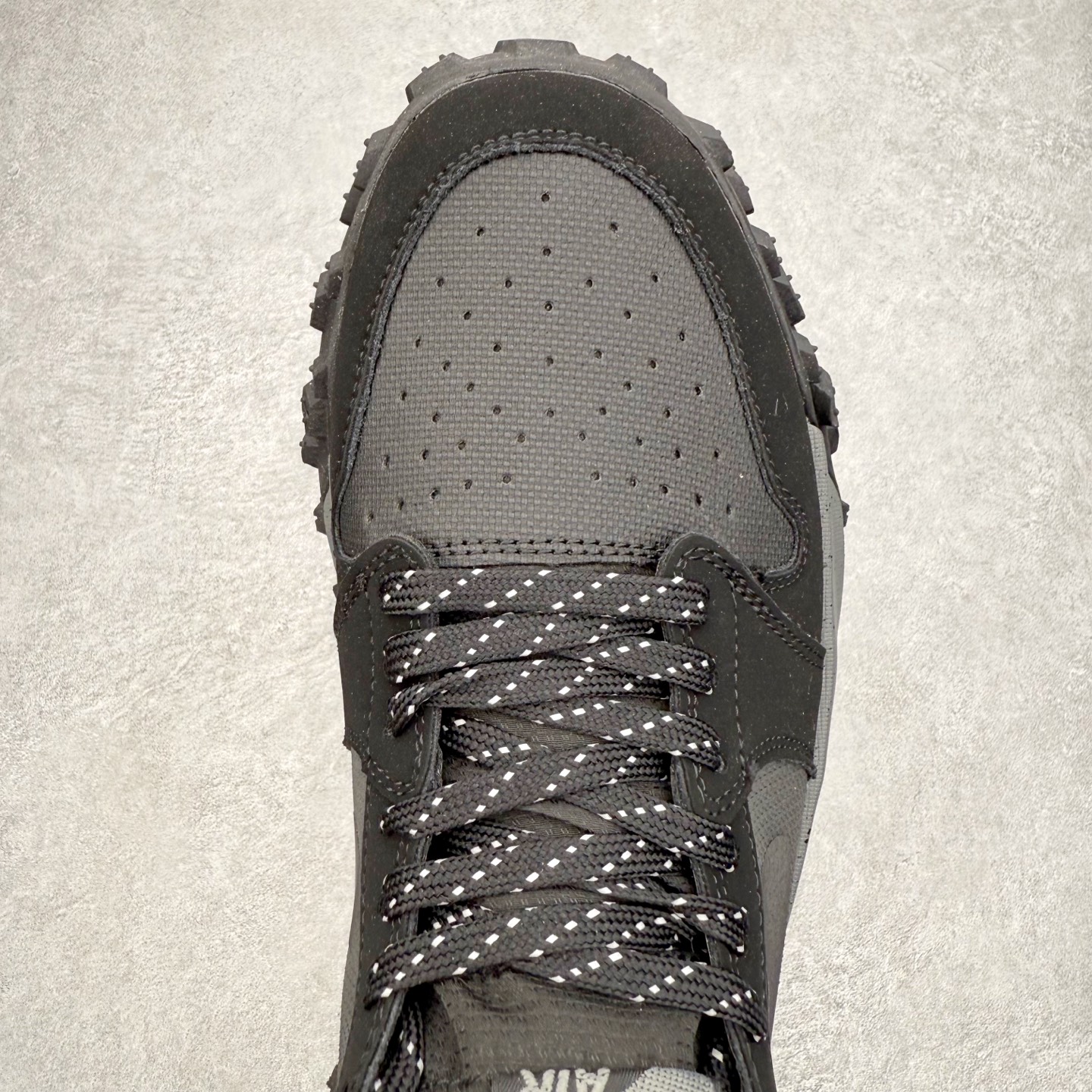 图片[4]-Air Jordan AJ1 Element Gore-Tex 经典耐用 低帮跑步鞋 黑白 FV4227-002 鞋款以经典的 Air Jordan 1 Low 为设计蓝本，在此基础上加入Gore-Tex 科技，增强鞋款户外性能的同时，增添帅气硬核气息 鞋面采用特殊材质打造，有助于防水防尘；后跟及鞋舌提环细节处注入GORE-TEX 标签加持，搭载布满硬核户外胶钉设计的鞋底，带来更强户外抓地力的同时，进一步确保户外性能 实拍调校N版已经零色差零失真 百分百还原实物色彩所见即所得 不存在货不对板色差等低级问题 选购参考实物拍摄 不混卖不参货 只用心做好货严格选品 承诺混一赔十 尺码：39 40 40.5 41 42 42.5 43 44 44.5 45-选品中心