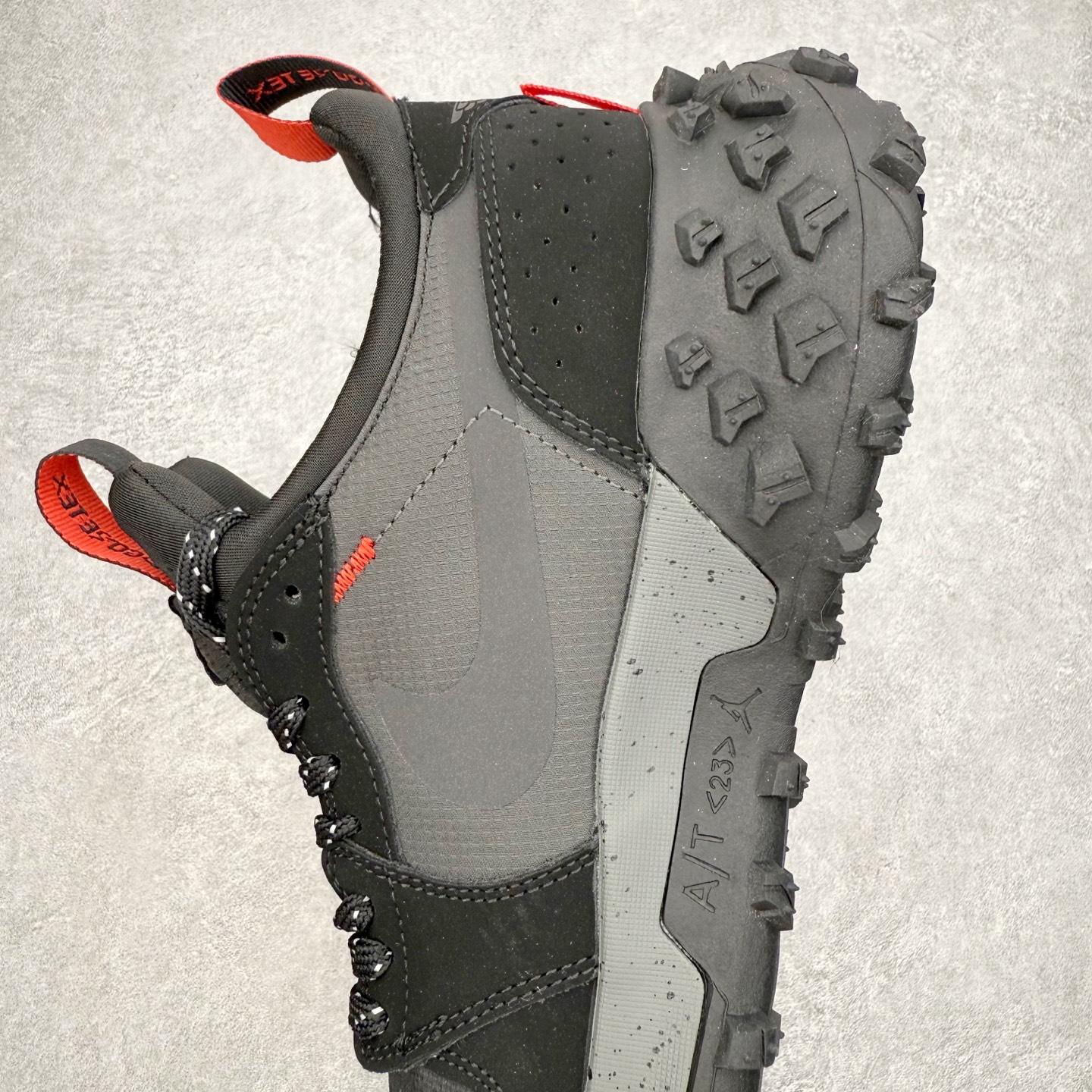 图片[7]-Air Jordan AJ1 Element Gore-Tex 经典耐用 低帮跑步鞋 黑白 FV4227-002 鞋款以经典的 Air Jordan 1 Low 为设计蓝本，在此基础上加入Gore-Tex 科技，增强鞋款户外性能的同时，增添帅气硬核气息 鞋面采用特殊材质打造，有助于防水防尘；后跟及鞋舌提环细节处注入GORE-TEX 标签加持，搭载布满硬核户外胶钉设计的鞋底，带来更强户外抓地力的同时，进一步确保户外性能 实拍调校N版已经零色差零失真 百分百还原实物色彩所见即所得 不存在货不对板色差等低级问题 选购参考实物拍摄 不混卖不参货 只用心做好货严格选品 承诺混一赔十 尺码：39 40 40.5 41 42 42.5 43 44 44.5 45-选品中心