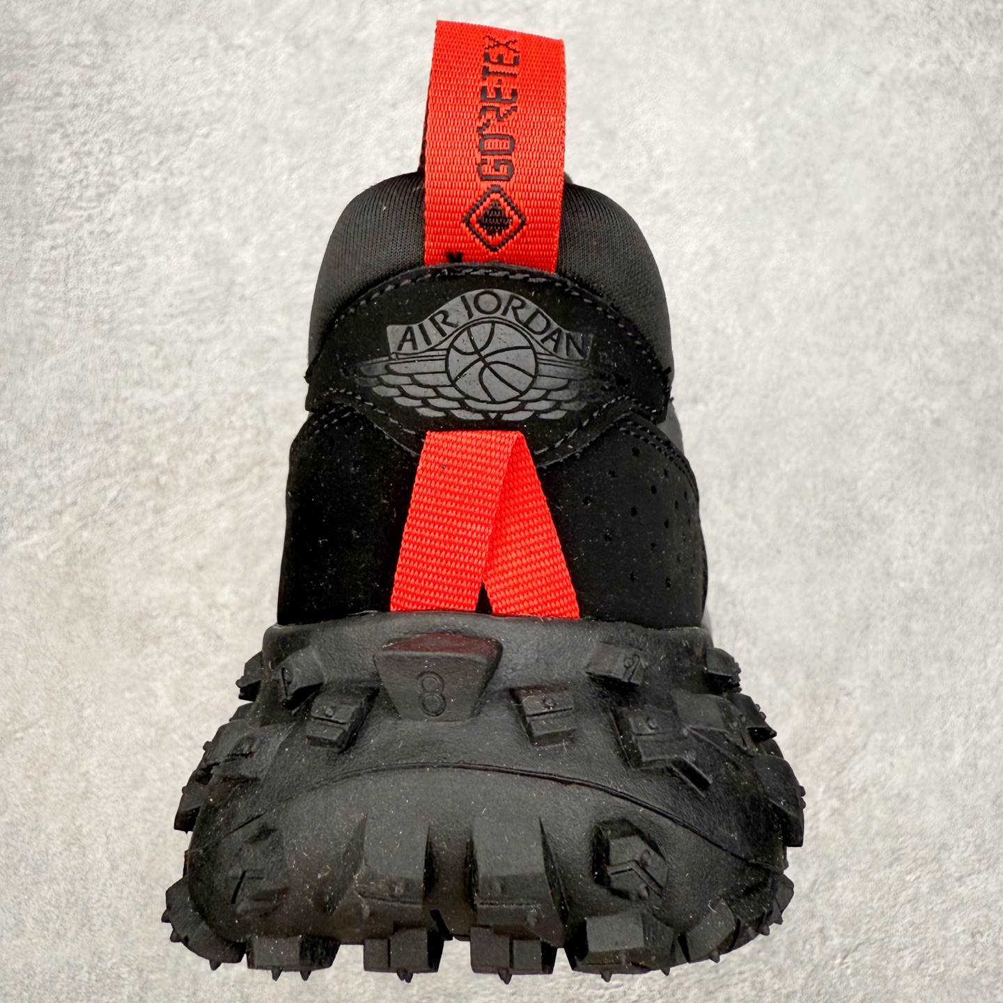 图片[8]-Air Jordan AJ1 Element Gore-Tex 经典耐用 低帮跑步鞋 黑白 FV4227-002 鞋款以经典的 Air Jordan 1 Low 为设计蓝本，在此基础上加入Gore-Tex 科技，增强鞋款户外性能的同时，增添帅气硬核气息 鞋面采用特殊材质打造，有助于防水防尘；后跟及鞋舌提环细节处注入GORE-TEX 标签加持，搭载布满硬核户外胶钉设计的鞋底，带来更强户外抓地力的同时，进一步确保户外性能 实拍调校N版已经零色差零失真 百分百还原实物色彩所见即所得 不存在货不对板色差等低级问题 选购参考实物拍摄 不混卖不参货 只用心做好货严格选品 承诺混一赔十 尺码：39 40 40.5 41 42 42.5 43 44 44.5 45-选品中心