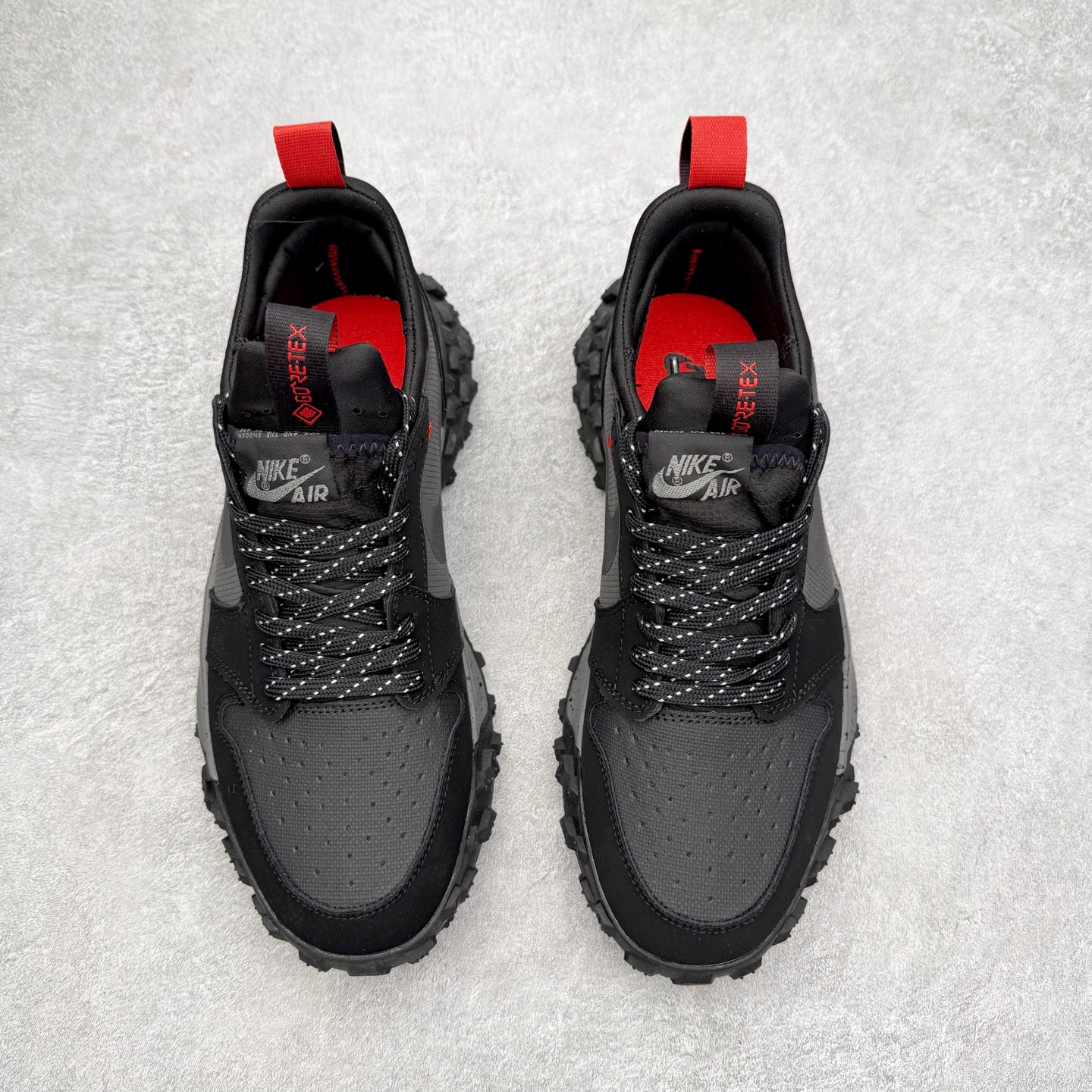 图片[2]-Air Jordan AJ1 Element Gore-Tex 经典耐用 低帮跑步鞋 黑白 FV4227-002 鞋款以经典的 Air Jordan 1 Low 为设计蓝本，在此基础上加入Gore-Tex 科技，增强鞋款户外性能的同时，增添帅气硬核气息 鞋面采用特殊材质打造，有助于防水防尘；后跟及鞋舌提环细节处注入GORE-TEX 标签加持，搭载布满硬核户外胶钉设计的鞋底，带来更强户外抓地力的同时，进一步确保户外性能 实拍调校N版已经零色差零失真 百分百还原实物色彩所见即所得 不存在货不对板色差等低级问题 选购参考实物拍摄 不混卖不参货 只用心做好货严格选品 承诺混一赔十 尺码：39 40 40.5 41 42 42.5 43 44 44.5 45-选品中心