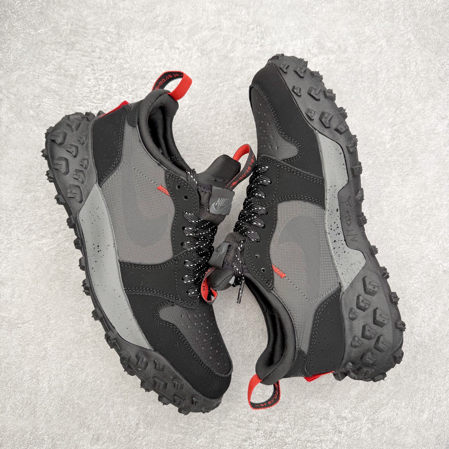 图片[3]-Air Jordan AJ1 Element Gore-Tex 经典耐用 低帮跑步鞋 黑白 FV4227-002 鞋款以经典的 Air Jordan 1 Low 为设计蓝本，在此基础上加入Gore-Tex 科技，增强鞋款户外性能的同时，增添帅气硬核气息 鞋面采用特殊材质打造，有助于防水防尘；后跟及鞋舌提环细节处注入GORE-TEX 标签加持，搭载布满硬核户外胶钉设计的鞋底，带来更强户外抓地力的同时，进一步确保户外性能 实拍调校N版已经零色差零失真 百分百还原实物色彩所见即所得 不存在货不对板色差等低级问题 选购参考实物拍摄 不混卖不参货 只用心做好货严格选品 承诺混一赔十 尺码：39 40 40.5 41 42 42.5 43 44 44.5 45-选品中心