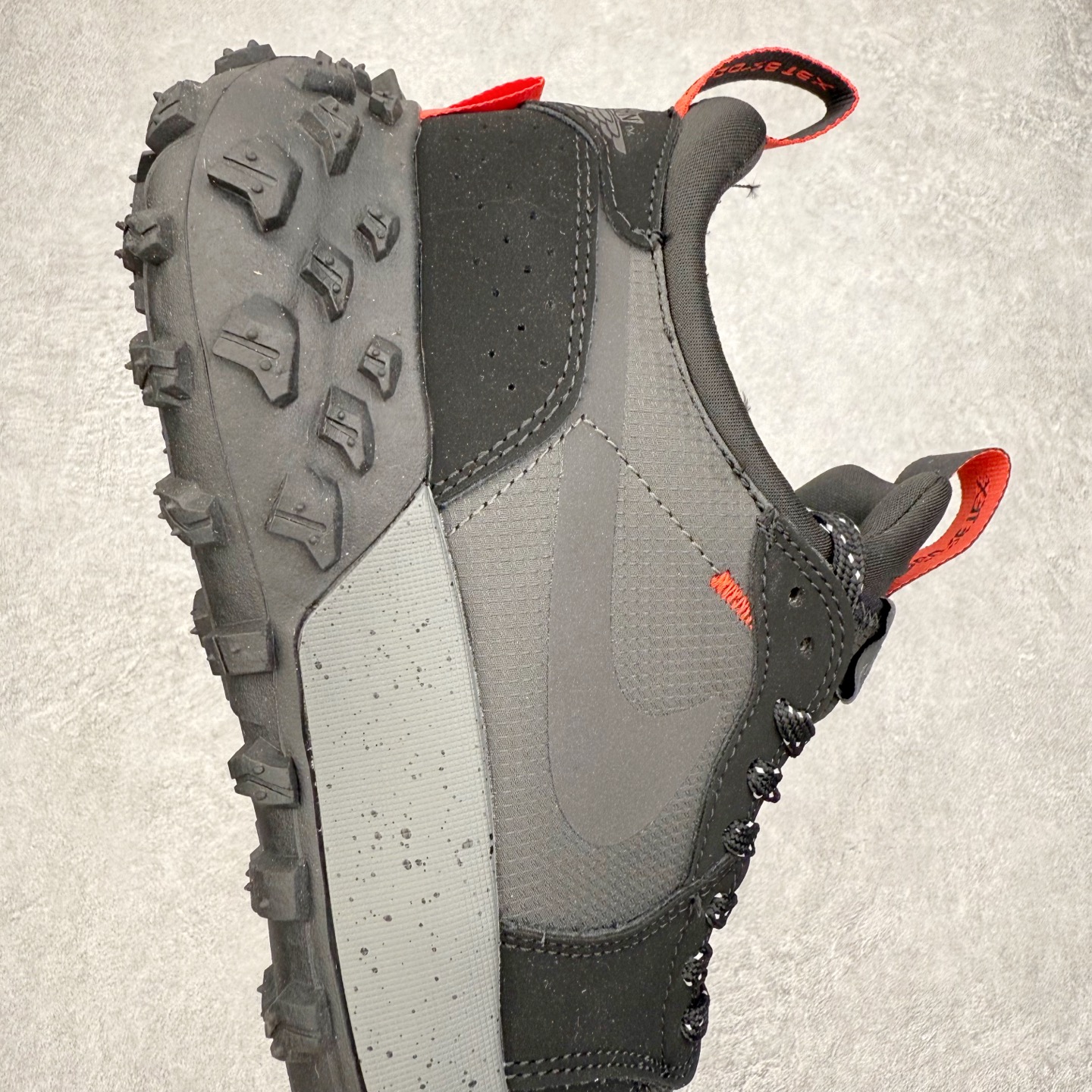 图片[6]-Air Jordan AJ1 Element Gore-Tex 经典耐用 低帮跑步鞋 黑白 FV4227-002 鞋款以经典的 Air Jordan 1 Low 为设计蓝本，在此基础上加入Gore-Tex 科技，增强鞋款户外性能的同时，增添帅气硬核气息 鞋面采用特殊材质打造，有助于防水防尘；后跟及鞋舌提环细节处注入GORE-TEX 标签加持，搭载布满硬核户外胶钉设计的鞋底，带来更强户外抓地力的同时，进一步确保户外性能 实拍调校N版已经零色差零失真 百分百还原实物色彩所见即所得 不存在货不对板色差等低级问题 选购参考实物拍摄 不混卖不参货 只用心做好货严格选品 承诺混一赔十 尺码：39 40 40.5 41 42 42.5 43 44 44.5 45-选品中心