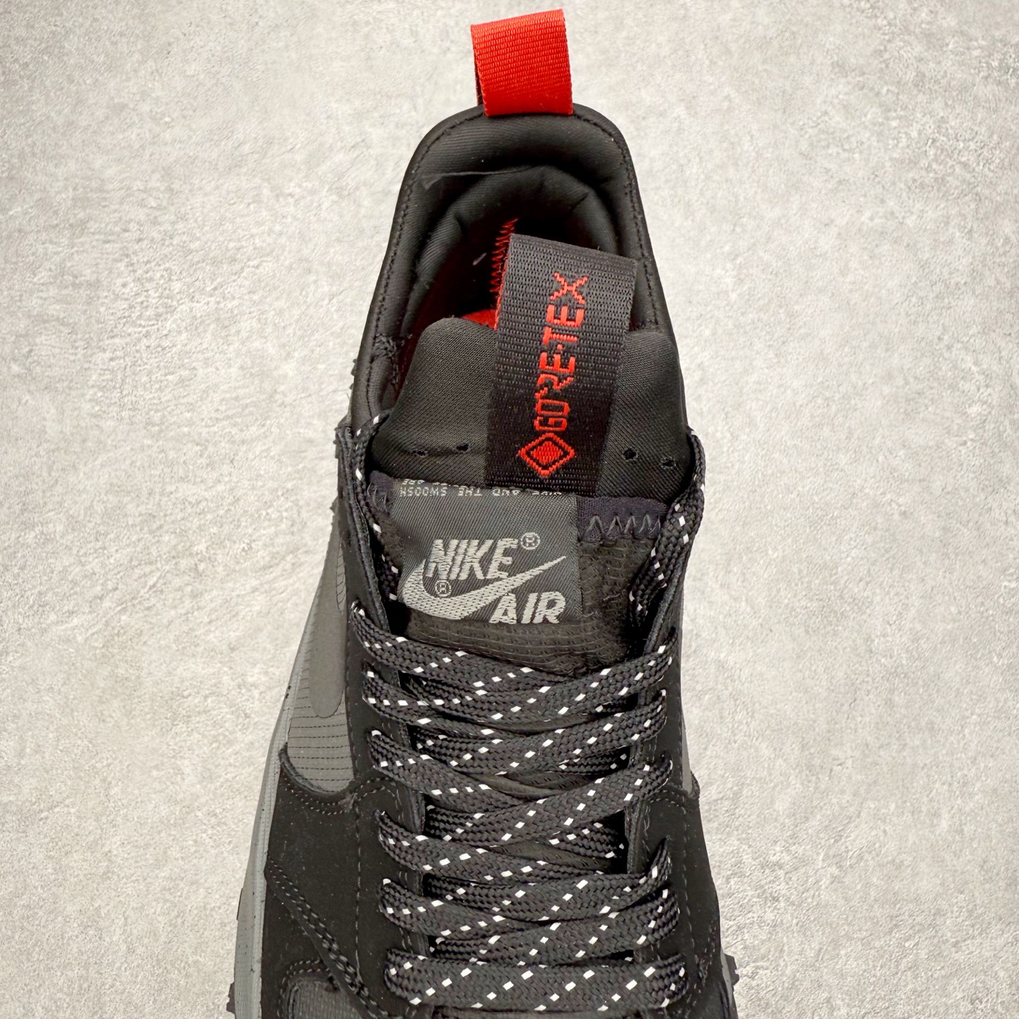 图片[5]-Air Jordan AJ1 Element Gore-Tex 经典耐用 低帮跑步鞋 黑白 FV4227-002 鞋款以经典的 Air Jordan 1 Low 为设计蓝本，在此基础上加入Gore-Tex 科技，增强鞋款户外性能的同时，增添帅气硬核气息 鞋面采用特殊材质打造，有助于防水防尘；后跟及鞋舌提环细节处注入GORE-TEX 标签加持，搭载布满硬核户外胶钉设计的鞋底，带来更强户外抓地力的同时，进一步确保户外性能 实拍调校N版已经零色差零失真 百分百还原实物色彩所见即所得 不存在货不对板色差等低级问题 选购参考实物拍摄 不混卖不参货 只用心做好货严格选品 承诺混一赔十 尺码：39 40 40.5 41 42 42.5 43 44 44.5 45-选品中心