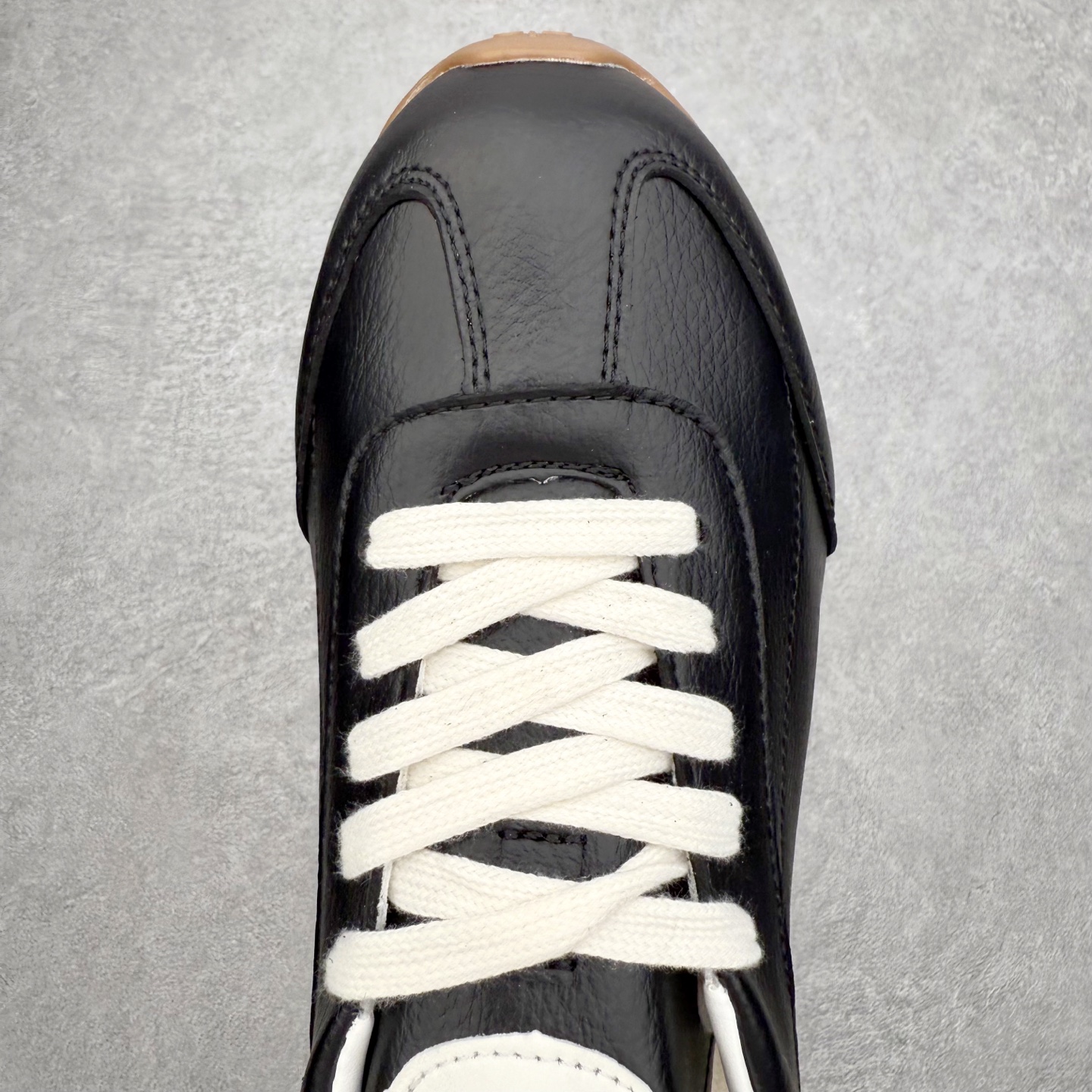 图片[4]-Alo yoga Sunset 舒适生活休闲鞋 男女同款 品牌故事Alo Yoga于2007年创立于洛杉矶，意在传播有意识的运动，同时激发人们的健康识与创造力。品牌的核心理念在于制作能够带来完美体验的瑜伽服饰与功能性单品，让有意识的运动融入并改变生活。Alo Yoga将其设计延伸到日常服饰概念，坚持不懈地捕捉当代时尚潮流，将品牌的运动美学理念、精致前卫的设计与舒适功能面料完美结合。与此同时，Alo Yoga的设计受到了时尚界人士与名人们的追捧，Talor Swift、Kendall Jenner等街拍照片中都曾出现品牌不同单品的身影。实拍调校N版已经零色差零失真 百分百还原实物色彩所见即所得 不存在货不对板色差等低级问题 选购参考实物拍摄 不混卖不参货 只用心做好货严格选品 承诺混一赔十 尺码：36 36.5 37.5 38 38.5 39 40 40.5 41 42 42.5 43 44 44.5 45-选品中心