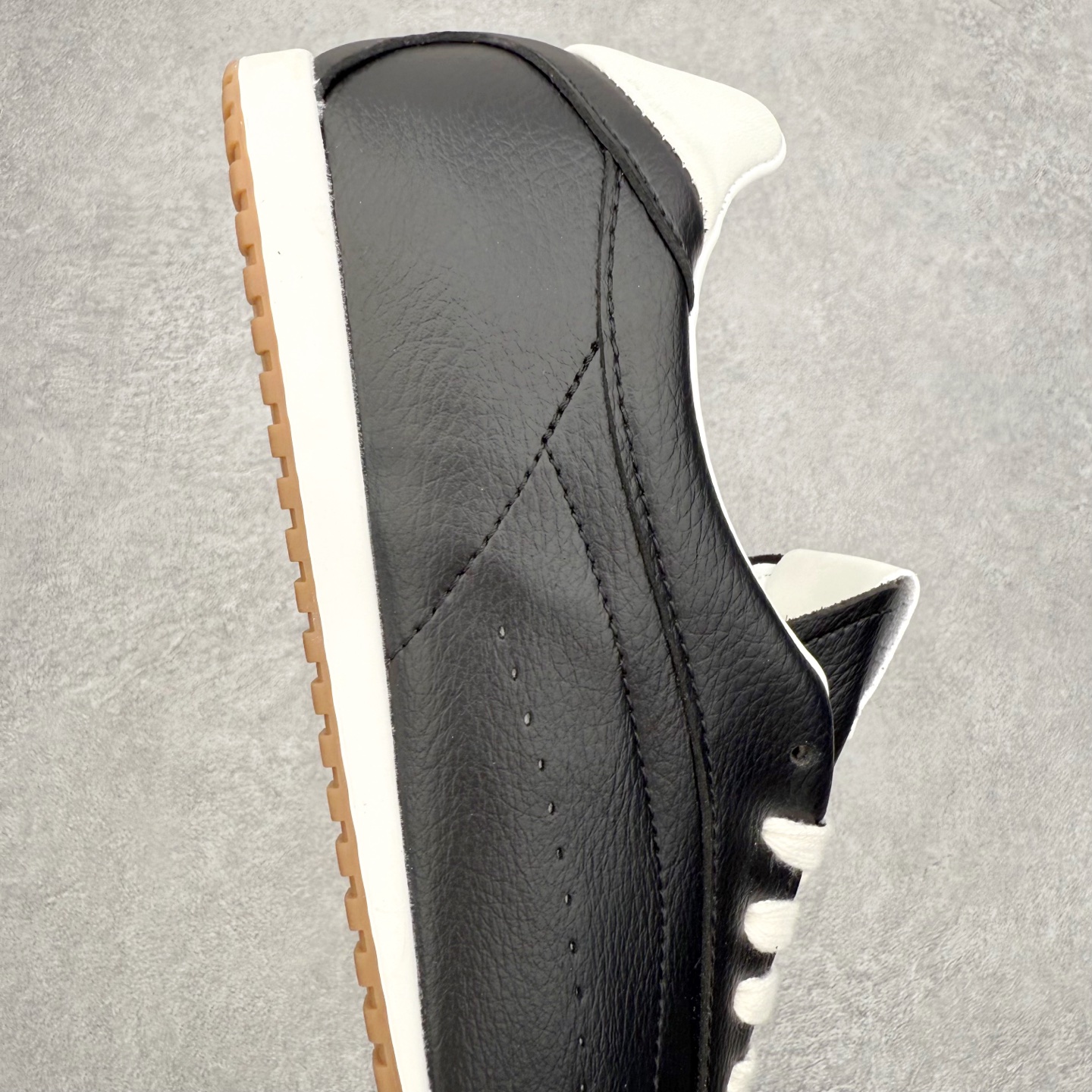 图片[6]-Alo yoga Sunset 舒适生活休闲鞋 男女同款 品牌故事Alo Yoga于2007年创立于洛杉矶，意在传播有意识的运动，同时激发人们的健康识与创造力。品牌的核心理念在于制作能够带来完美体验的瑜伽服饰与功能性单品，让有意识的运动融入并改变生活。Alo Yoga将其设计延伸到日常服饰概念，坚持不懈地捕捉当代时尚潮流，将品牌的运动美学理念、精致前卫的设计与舒适功能面料完美结合。与此同时，Alo Yoga的设计受到了时尚界人士与名人们的追捧，Talor Swift、Kendall Jenner等街拍照片中都曾出现品牌不同单品的身影。实拍调校N版已经零色差零失真 百分百还原实物色彩所见即所得 不存在货不对板色差等低级问题 选购参考实物拍摄 不混卖不参货 只用心做好货严格选品 承诺混一赔十 尺码：36 36.5 37.5 38 38.5 39 40 40.5 41 42 42.5 43 44 44.5 45-选品中心