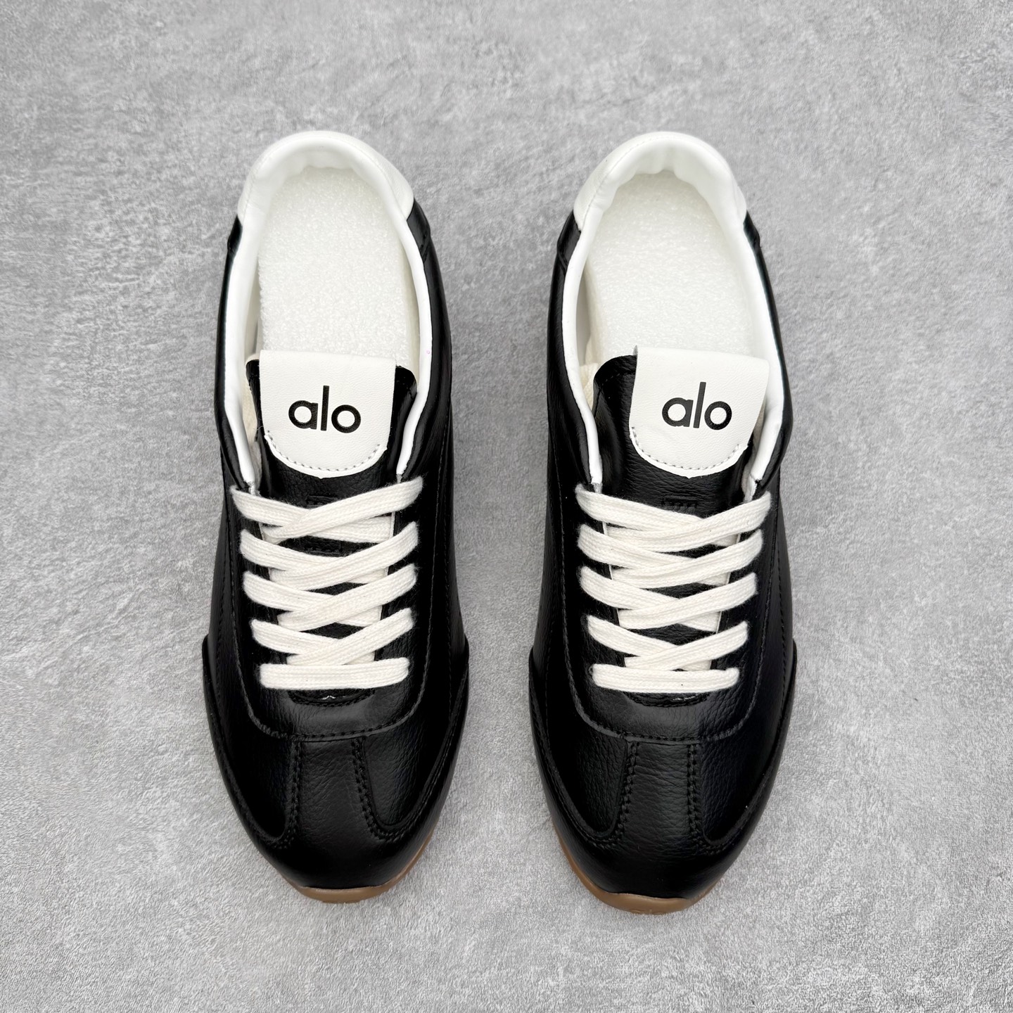 图片[2]-Alo yoga Sunset 舒适生活休闲鞋 男女同款 品牌故事Alo Yoga于2007年创立于洛杉矶，意在传播有意识的运动，同时激发人们的健康识与创造力。品牌的核心理念在于制作能够带来完美体验的瑜伽服饰与功能性单品，让有意识的运动融入并改变生活。Alo Yoga将其设计延伸到日常服饰概念，坚持不懈地捕捉当代时尚潮流，将品牌的运动美学理念、精致前卫的设计与舒适功能面料完美结合。与此同时，Alo Yoga的设计受到了时尚界人士与名人们的追捧，Talor Swift、Kendall Jenner等街拍照片中都曾出现品牌不同单品的身影。实拍调校N版已经零色差零失真 百分百还原实物色彩所见即所得 不存在货不对板色差等低级问题 选购参考实物拍摄 不混卖不参货 只用心做好货严格选品 承诺混一赔十 尺码：36 36.5 37.5 38 38.5 39 40 40.5 41 42 42.5 43 44 44.5 45-选品中心