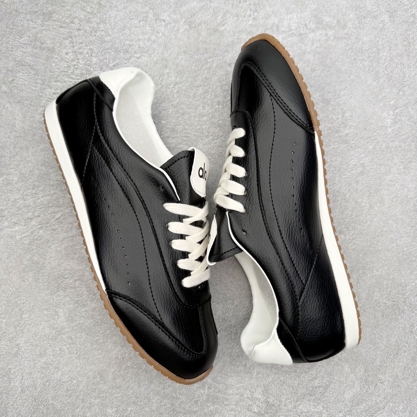 图片[3]-Alo yoga Sunset 舒适生活休闲鞋 男女同款 品牌故事Alo Yoga于2007年创立于洛杉矶，意在传播有意识的运动，同时激发人们的健康识与创造力。品牌的核心理念在于制作能够带来完美体验的瑜伽服饰与功能性单品，让有意识的运动融入并改变生活。Alo Yoga将其设计延伸到日常服饰概念，坚持不懈地捕捉当代时尚潮流，将品牌的运动美学理念、精致前卫的设计与舒适功能面料完美结合。与此同时，Alo Yoga的设计受到了时尚界人士与名人们的追捧，Talor Swift、Kendall Jenner等街拍照片中都曾出现品牌不同单品的身影。实拍调校N版已经零色差零失真 百分百还原实物色彩所见即所得 不存在货不对板色差等低级问题 选购参考实物拍摄 不混卖不参货 只用心做好货严格选品 承诺混一赔十 尺码：36 36.5 37.5 38 38.5 39 40 40.5 41 42 42.5 43 44 44.5 45-选品中心