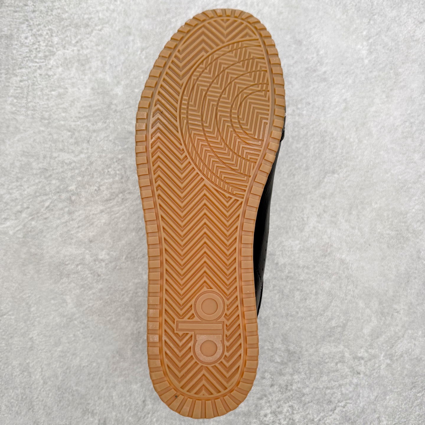 图片[9]-Alo yoga Sunset 舒适生活休闲鞋 男女同款 品牌故事Alo Yoga于2007年创立于洛杉矶，意在传播有意识的运动，同时激发人们的健康识与创造力。品牌的核心理念在于制作能够带来完美体验的瑜伽服饰与功能性单品，让有意识的运动融入并改变生活。Alo Yoga将其设计延伸到日常服饰概念，坚持不懈地捕捉当代时尚潮流，将品牌的运动美学理念、精致前卫的设计与舒适功能面料完美结合。与此同时，Alo Yoga的设计受到了时尚界人士与名人们的追捧，Talor Swift、Kendall Jenner等街拍照片中都曾出现品牌不同单品的身影。实拍调校N版已经零色差零失真 百分百还原实物色彩所见即所得 不存在货不对板色差等低级问题 选购参考实物拍摄 不混卖不参货 只用心做好货严格选品 承诺混一赔十 尺码：36 36.5 37.5 38 38.5 39 40 40.5 41 42 42.5 43 44 44.5 45-选品中心