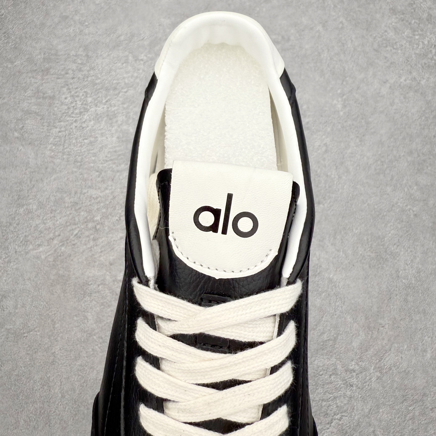 图片[5]-Alo yoga Sunset 舒适生活休闲鞋 男女同款 品牌故事Alo Yoga于2007年创立于洛杉矶，意在传播有意识的运动，同时激发人们的健康识与创造力。品牌的核心理念在于制作能够带来完美体验的瑜伽服饰与功能性单品，让有意识的运动融入并改变生活。Alo Yoga将其设计延伸到日常服饰概念，坚持不懈地捕捉当代时尚潮流，将品牌的运动美学理念、精致前卫的设计与舒适功能面料完美结合。与此同时，Alo Yoga的设计受到了时尚界人士与名人们的追捧，Talor Swift、Kendall Jenner等街拍照片中都曾出现品牌不同单品的身影。实拍调校N版已经零色差零失真 百分百还原实物色彩所见即所得 不存在货不对板色差等低级问题 选购参考实物拍摄 不混卖不参货 只用心做好货严格选品 承诺混一赔十 尺码：36 36.5 37.5 38 38.5 39 40 40.5 41 42 42.5 43 44 44.5 45-选品中心