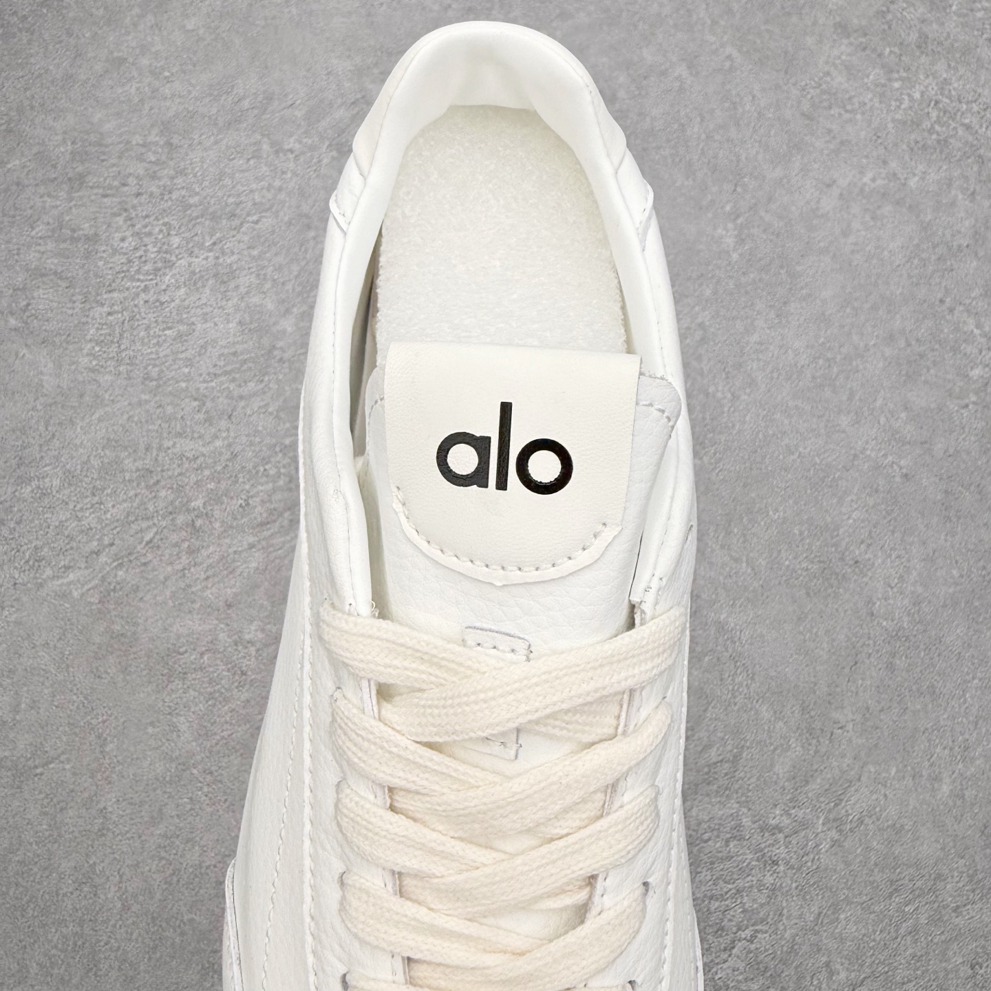 图片[5]-Alo yoga Sunset 舒适生活休闲鞋 男女同款 品牌故事Alo Yoga于2007年创立于洛杉矶，意在传播有意识的运动，同时激发人们的健康识与创造力。品牌的核心理念在于制作能够带来完美体验的瑜伽服饰与功能性单品，让有意识的运动融入并改变生活。Alo Yoga将其设计延伸到日常服饰概念，坚持不懈地捕捉当代时尚潮流，将品牌的运动美学理念、精致前卫的设计与舒适功能面料完美结合。与此同时，Alo Yoga的设计受到了时尚界人士与名人们的追捧，Talor Swift、Kendall Jenner等街拍照片中都曾出现品牌不同单品的身影。实拍调校N版已经零色差零失真 百分百还原实物色彩所见即所得 不存在货不对板色差等低级问题 选购参考实物拍摄 不混卖不参货 只用心做好货严格选品 承诺混一赔十 尺码：36 36.5 37.5 38 38.5 39 40 40.5 41 42 42.5 43 44 44.5 45-选品中心