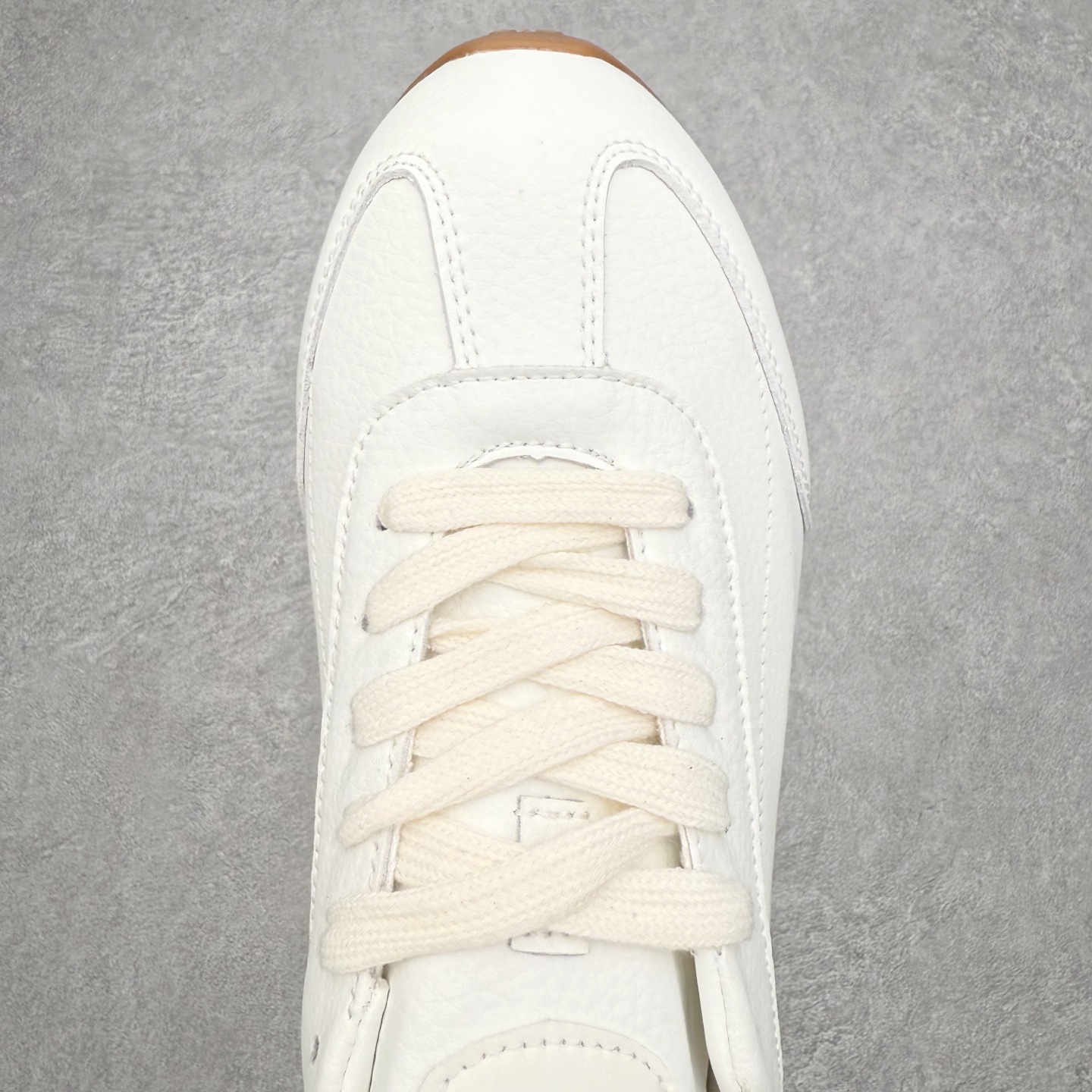 图片[4]-Alo yoga Sunset 舒适生活休闲鞋 男女同款 品牌故事Alo Yoga于2007年创立于洛杉矶，意在传播有意识的运动，同时激发人们的健康识与创造力。品牌的核心理念在于制作能够带来完美体验的瑜伽服饰与功能性单品，让有意识的运动融入并改变生活。Alo Yoga将其设计延伸到日常服饰概念，坚持不懈地捕捉当代时尚潮流，将品牌的运动美学理念、精致前卫的设计与舒适功能面料完美结合。与此同时，Alo Yoga的设计受到了时尚界人士与名人们的追捧，Talor Swift、Kendall Jenner等街拍照片中都曾出现品牌不同单品的身影。实拍调校N版已经零色差零失真 百分百还原实物色彩所见即所得 不存在货不对板色差等低级问题 选购参考实物拍摄 不混卖不参货 只用心做好货严格选品 承诺混一赔十 尺码：36 36.5 37.5 38 38.5 39 40 40.5 41 42 42.5 43 44 44.5 45-选品中心