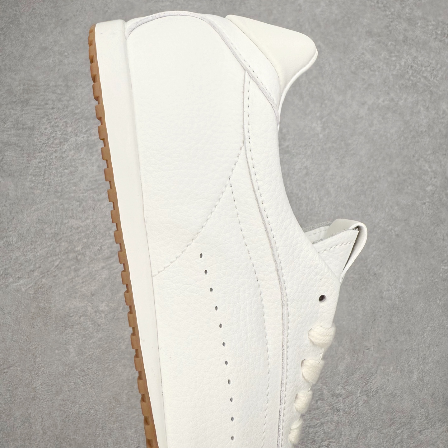 图片[6]-Alo yoga Sunset 舒适生活休闲鞋 男女同款 品牌故事Alo Yoga于2007年创立于洛杉矶，意在传播有意识的运动，同时激发人们的健康识与创造力。品牌的核心理念在于制作能够带来完美体验的瑜伽服饰与功能性单品，让有意识的运动融入并改变生活。Alo Yoga将其设计延伸到日常服饰概念，坚持不懈地捕捉当代时尚潮流，将品牌的运动美学理念、精致前卫的设计与舒适功能面料完美结合。与此同时，Alo Yoga的设计受到了时尚界人士与名人们的追捧，Talor Swift、Kendall Jenner等街拍照片中都曾出现品牌不同单品的身影。实拍调校N版已经零色差零失真 百分百还原实物色彩所见即所得 不存在货不对板色差等低级问题 选购参考实物拍摄 不混卖不参货 只用心做好货严格选品 承诺混一赔十 尺码：36 36.5 37.5 38 38.5 39 40 40.5 41 42 42.5 43 44 44.5 45-选品中心