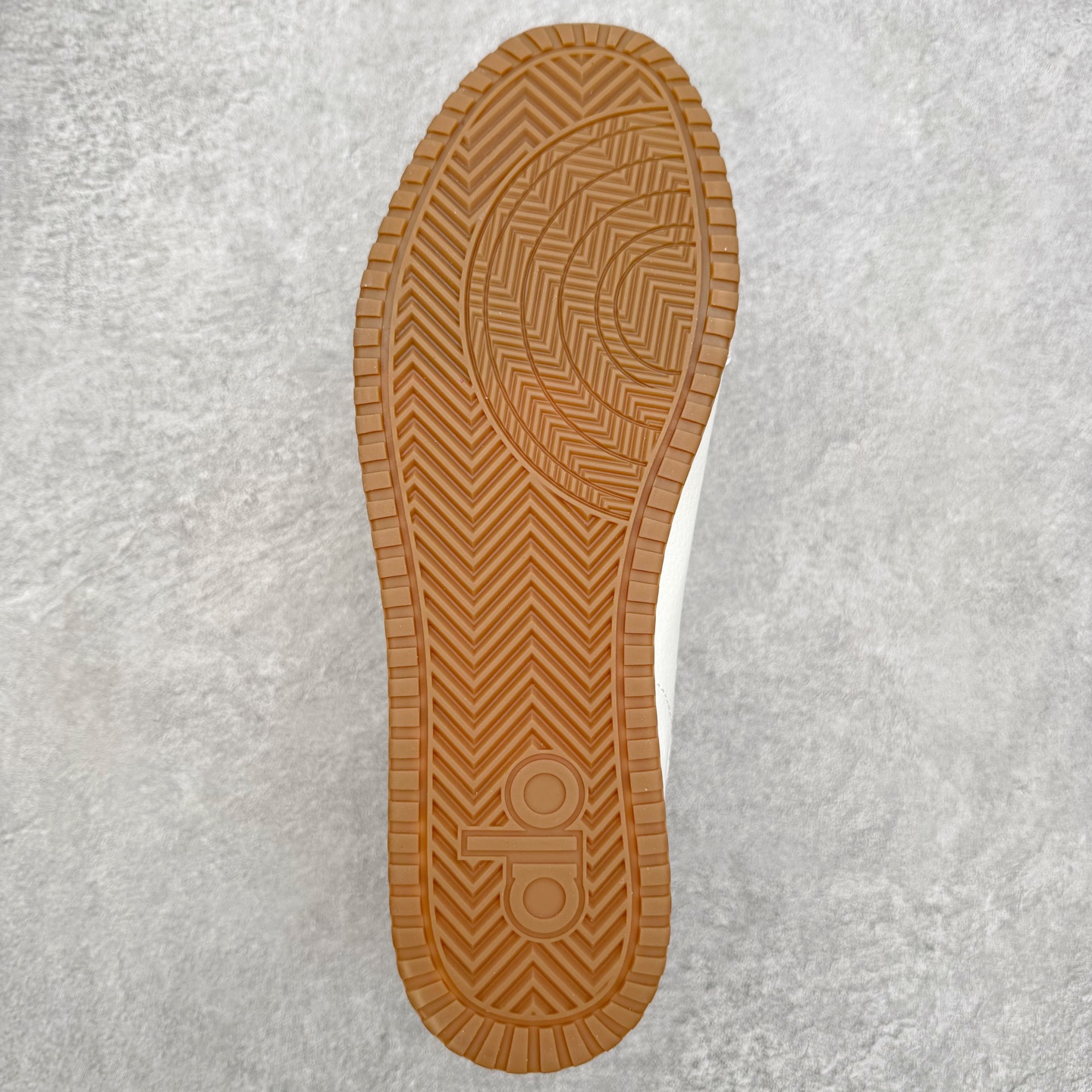 图片[9]-Alo yoga Sunset 舒适生活休闲鞋 男女同款 品牌故事Alo Yoga于2007年创立于洛杉矶，意在传播有意识的运动，同时激发人们的健康识与创造力。品牌的核心理念在于制作能够带来完美体验的瑜伽服饰与功能性单品，让有意识的运动融入并改变生活。Alo Yoga将其设计延伸到日常服饰概念，坚持不懈地捕捉当代时尚潮流，将品牌的运动美学理念、精致前卫的设计与舒适功能面料完美结合。与此同时，Alo Yoga的设计受到了时尚界人士与名人们的追捧，Talor Swift、Kendall Jenner等街拍照片中都曾出现品牌不同单品的身影。实拍调校N版已经零色差零失真 百分百还原实物色彩所见即所得 不存在货不对板色差等低级问题 选购参考实物拍摄 不混卖不参货 只用心做好货严格选品 承诺混一赔十 尺码：36 36.5 37.5 38 38.5 39 40 40.5 41 42 42.5 43 44 44.5 45-选品中心