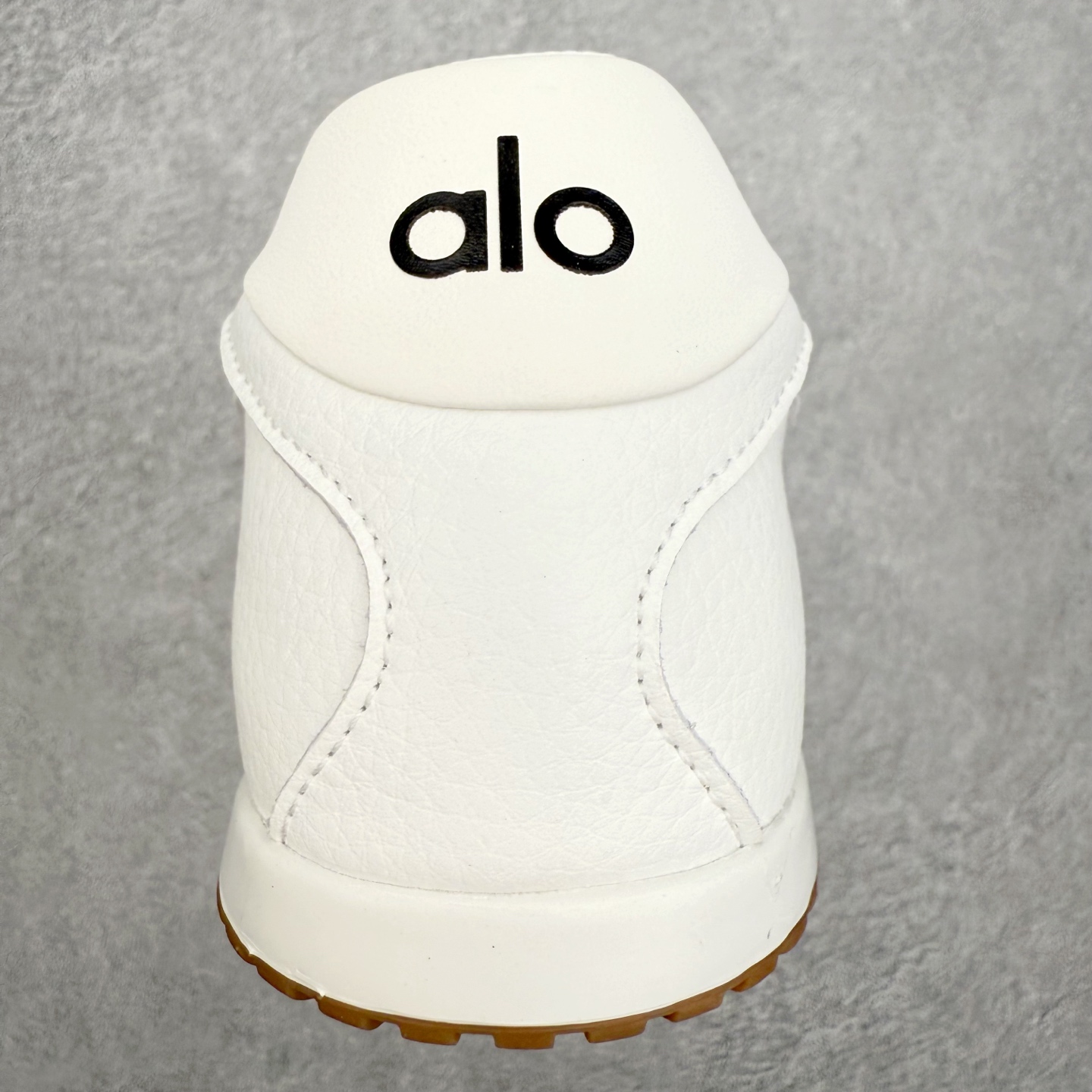 图片[8]-Alo yoga Sunset 舒适生活休闲鞋 男女同款 品牌故事Alo Yoga于2007年创立于洛杉矶，意在传播有意识的运动，同时激发人们的健康识与创造力。品牌的核心理念在于制作能够带来完美体验的瑜伽服饰与功能性单品，让有意识的运动融入并改变生活。Alo Yoga将其设计延伸到日常服饰概念，坚持不懈地捕捉当代时尚潮流，将品牌的运动美学理念、精致前卫的设计与舒适功能面料完美结合。与此同时，Alo Yoga的设计受到了时尚界人士与名人们的追捧，Talor Swift、Kendall Jenner等街拍照片中都曾出现品牌不同单品的身影。实拍调校N版已经零色差零失真 百分百还原实物色彩所见即所得 不存在货不对板色差等低级问题 选购参考实物拍摄 不混卖不参货 只用心做好货严格选品 承诺混一赔十 尺码：36 36.5 37.5 38 38.5 39 40 40.5 41 42 42.5 43 44 44.5 45-选品中心