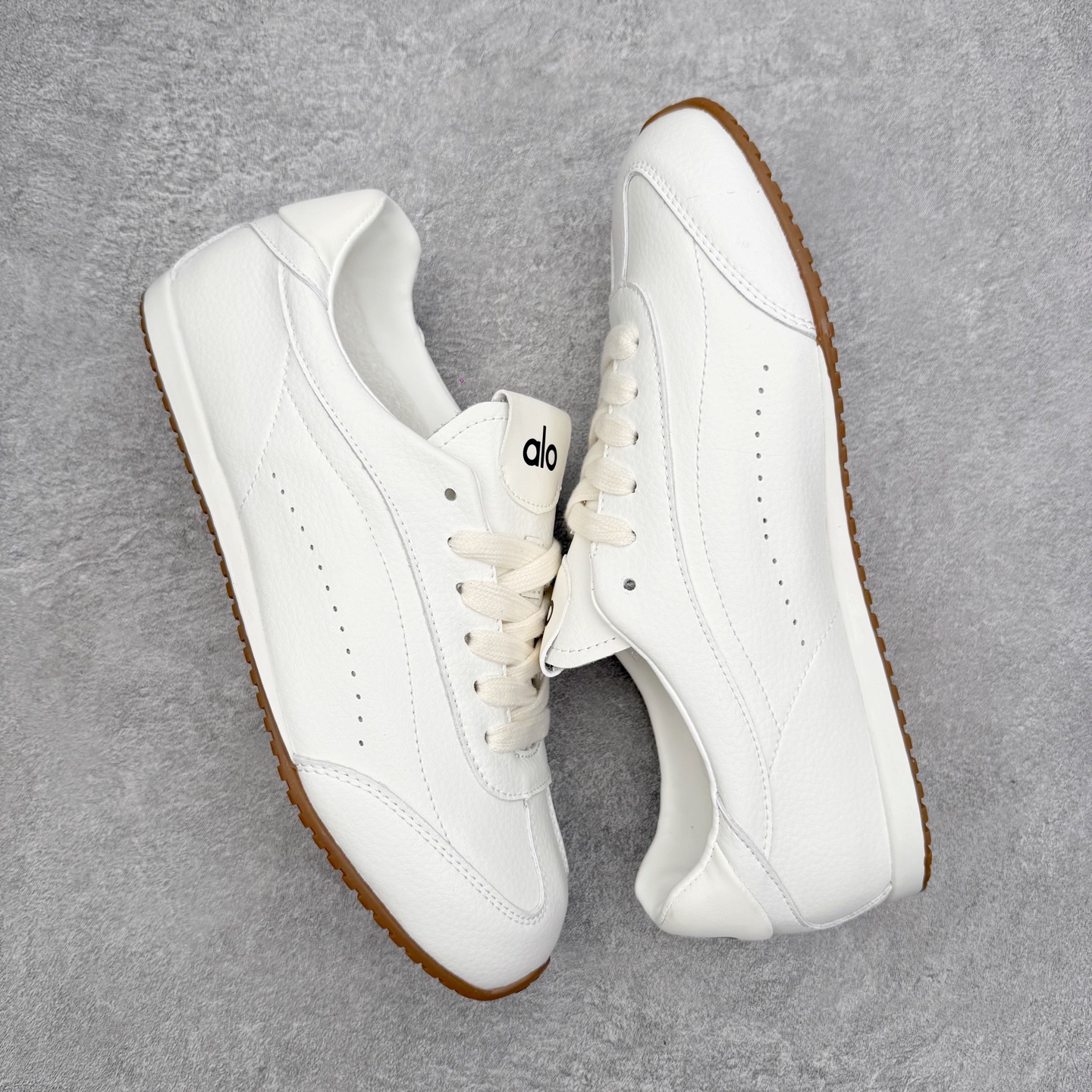 图片[3]-Alo yoga Sunset 舒适生活休闲鞋 男女同款 品牌故事Alo Yoga于2007年创立于洛杉矶，意在传播有意识的运动，同时激发人们的健康识与创造力。品牌的核心理念在于制作能够带来完美体验的瑜伽服饰与功能性单品，让有意识的运动融入并改变生活。Alo Yoga将其设计延伸到日常服饰概念，坚持不懈地捕捉当代时尚潮流，将品牌的运动美学理念、精致前卫的设计与舒适功能面料完美结合。与此同时，Alo Yoga的设计受到了时尚界人士与名人们的追捧，Talor Swift、Kendall Jenner等街拍照片中都曾出现品牌不同单品的身影。实拍调校N版已经零色差零失真 百分百还原实物色彩所见即所得 不存在货不对板色差等低级问题 选购参考实物拍摄 不混卖不参货 只用心做好货严格选品 承诺混一赔十 尺码：36 36.5 37.5 38 38.5 39 40 40.5 41 42 42.5 43 44 44.5 45-选品中心