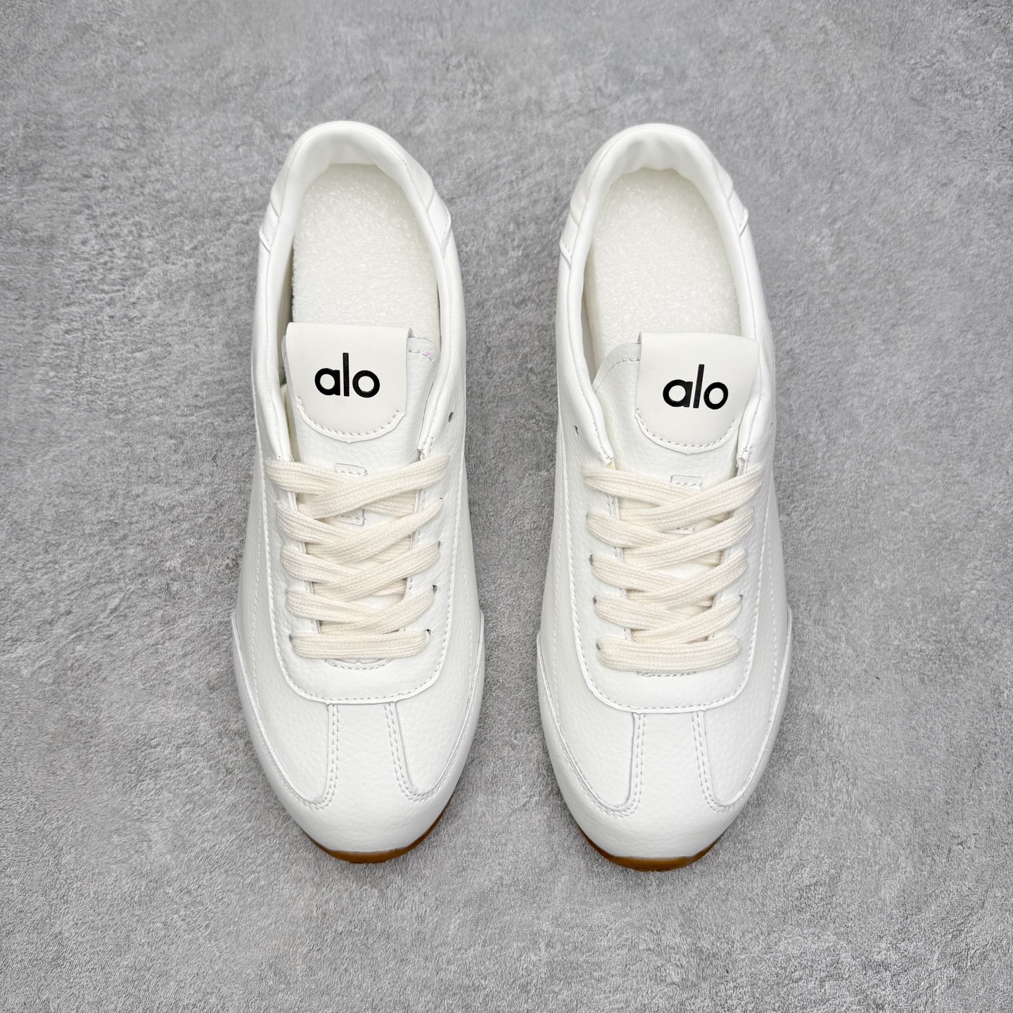 图片[2]-Alo yoga Sunset 舒适生活休闲鞋 男女同款 品牌故事Alo Yoga于2007年创立于洛杉矶，意在传播有意识的运动，同时激发人们的健康识与创造力。品牌的核心理念在于制作能够带来完美体验的瑜伽服饰与功能性单品，让有意识的运动融入并改变生活。Alo Yoga将其设计延伸到日常服饰概念，坚持不懈地捕捉当代时尚潮流，将品牌的运动美学理念、精致前卫的设计与舒适功能面料完美结合。与此同时，Alo Yoga的设计受到了时尚界人士与名人们的追捧，Talor Swift、Kendall Jenner等街拍照片中都曾出现品牌不同单品的身影。实拍调校N版已经零色差零失真 百分百还原实物色彩所见即所得 不存在货不对板色差等低级问题 选购参考实物拍摄 不混卖不参货 只用心做好货严格选品 承诺混一赔十 尺码：36 36.5 37.5 38 38.5 39 40 40.5 41 42 42.5 43 44 44.5 45-选品中心